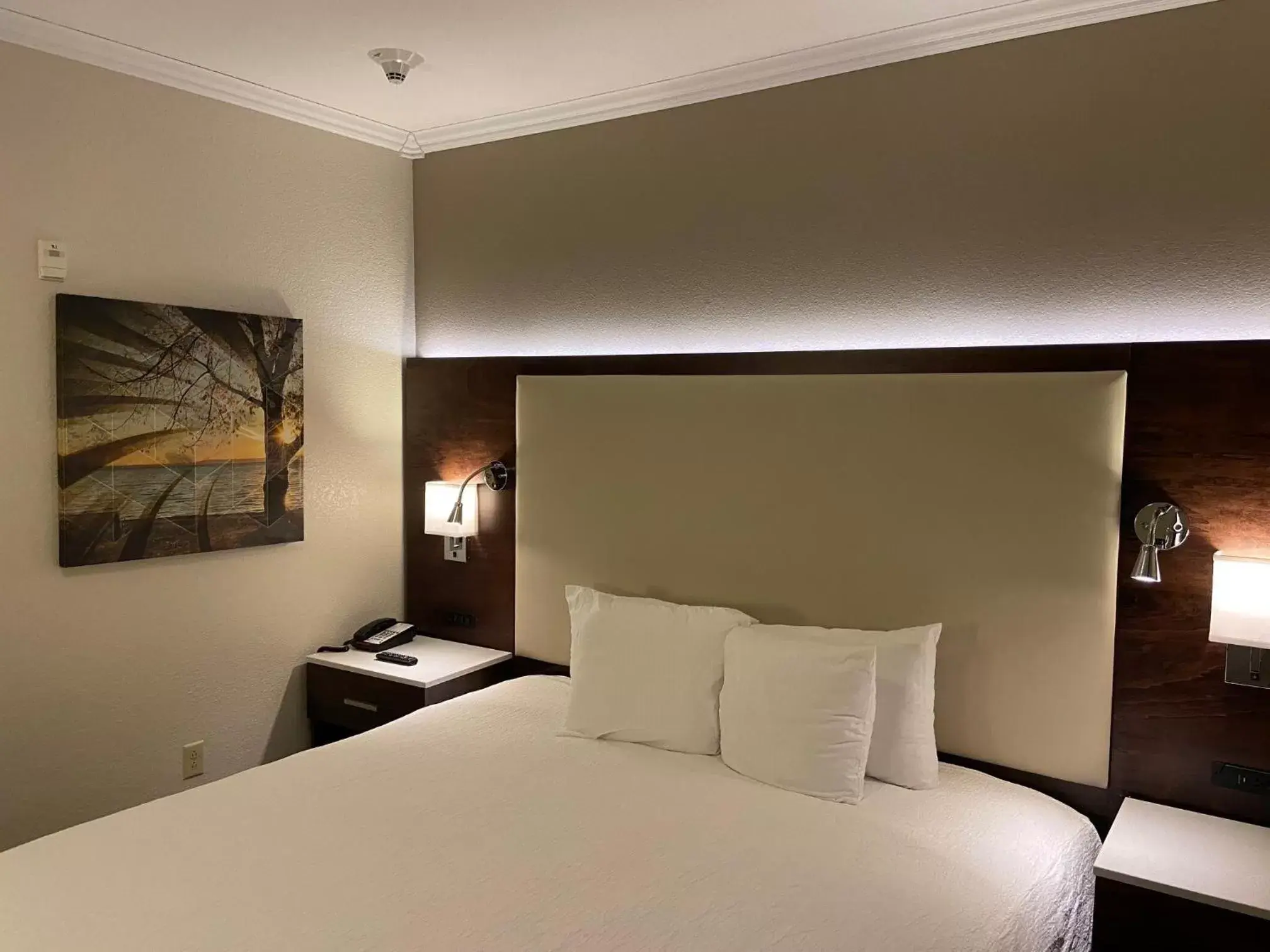 Bed in Best Western Premier Bridgewood Hotel Resort