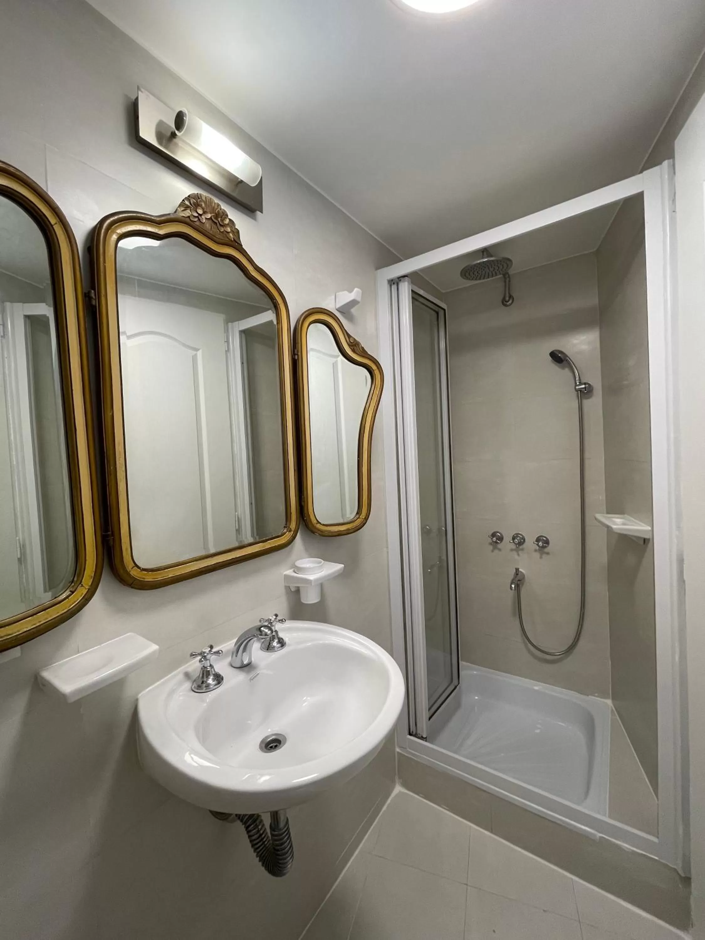 Shower in Le Petit Palais