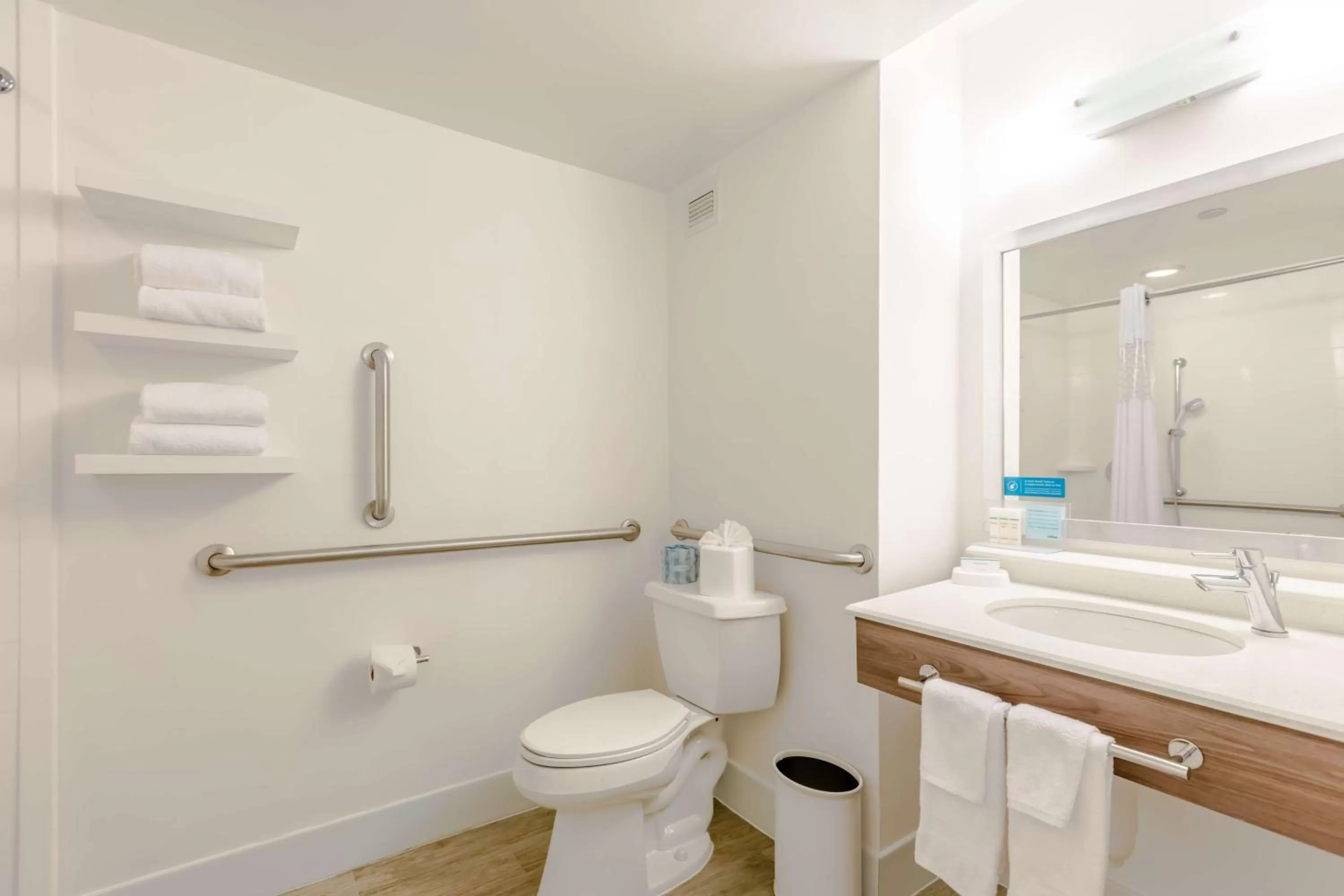 Bathroom in Hampton Inn St Charles St Peters