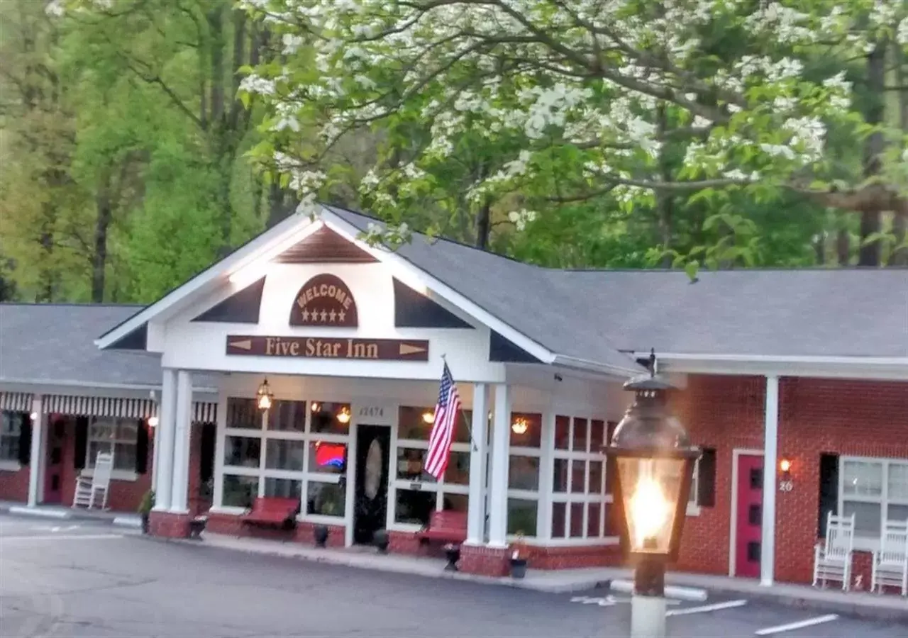 Facade/entrance in Five Star Inn - Maggie Valley