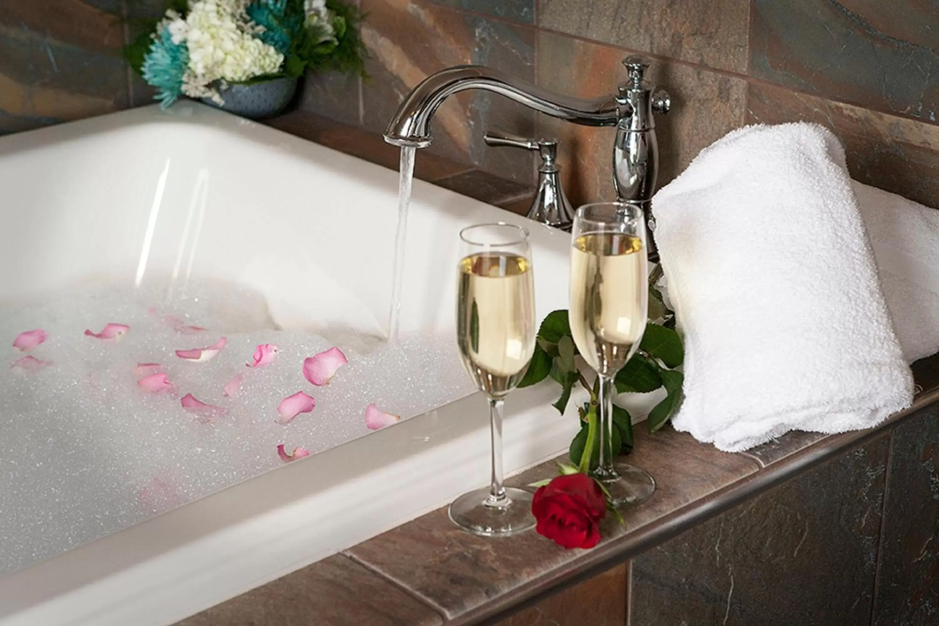 Food and drinks in Park Point Marina Inn Food and drinks in Park Point Marina Inn