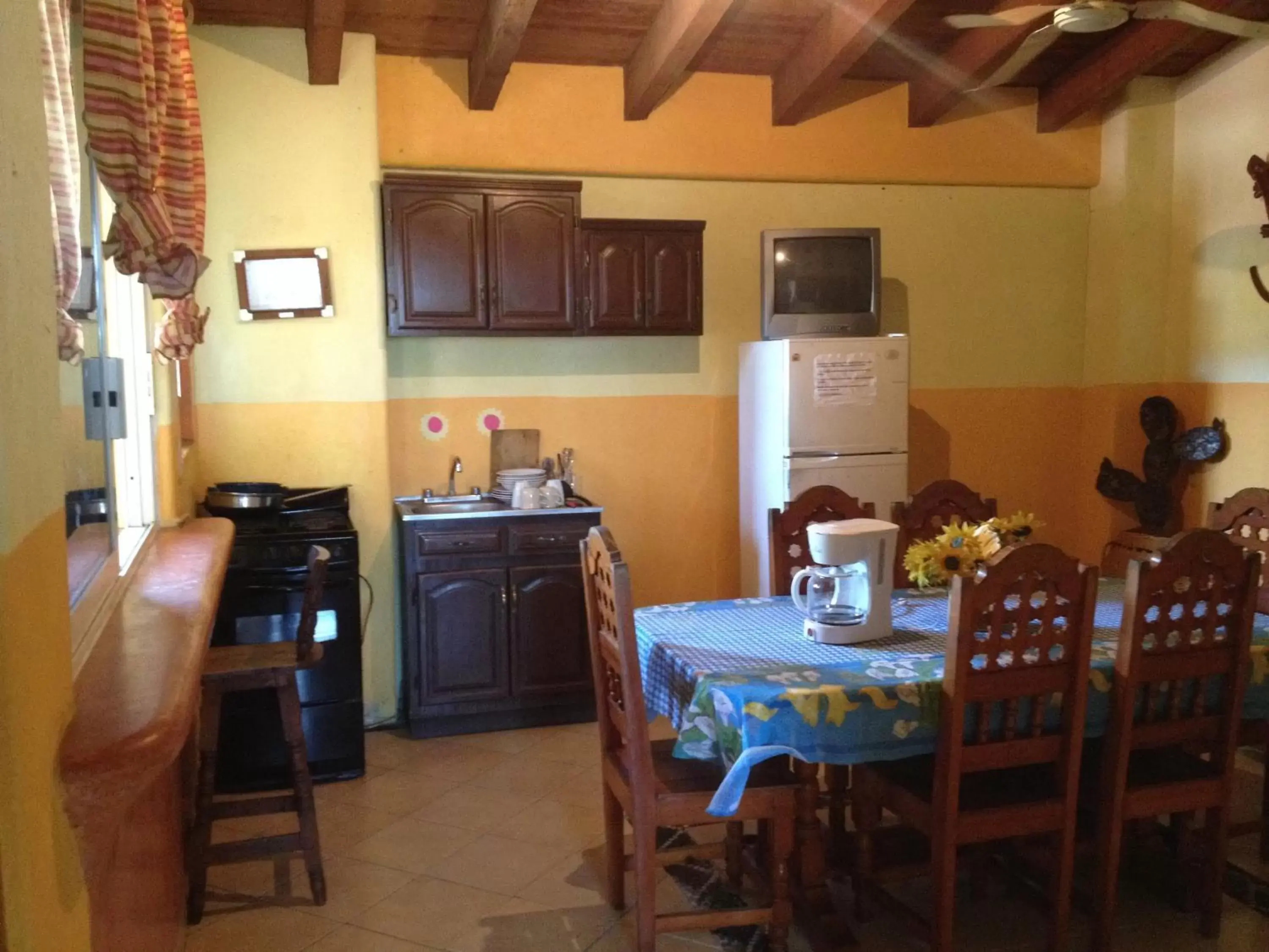 Kitchen or kitchenette, Dining Area in Hotel Las Salinas