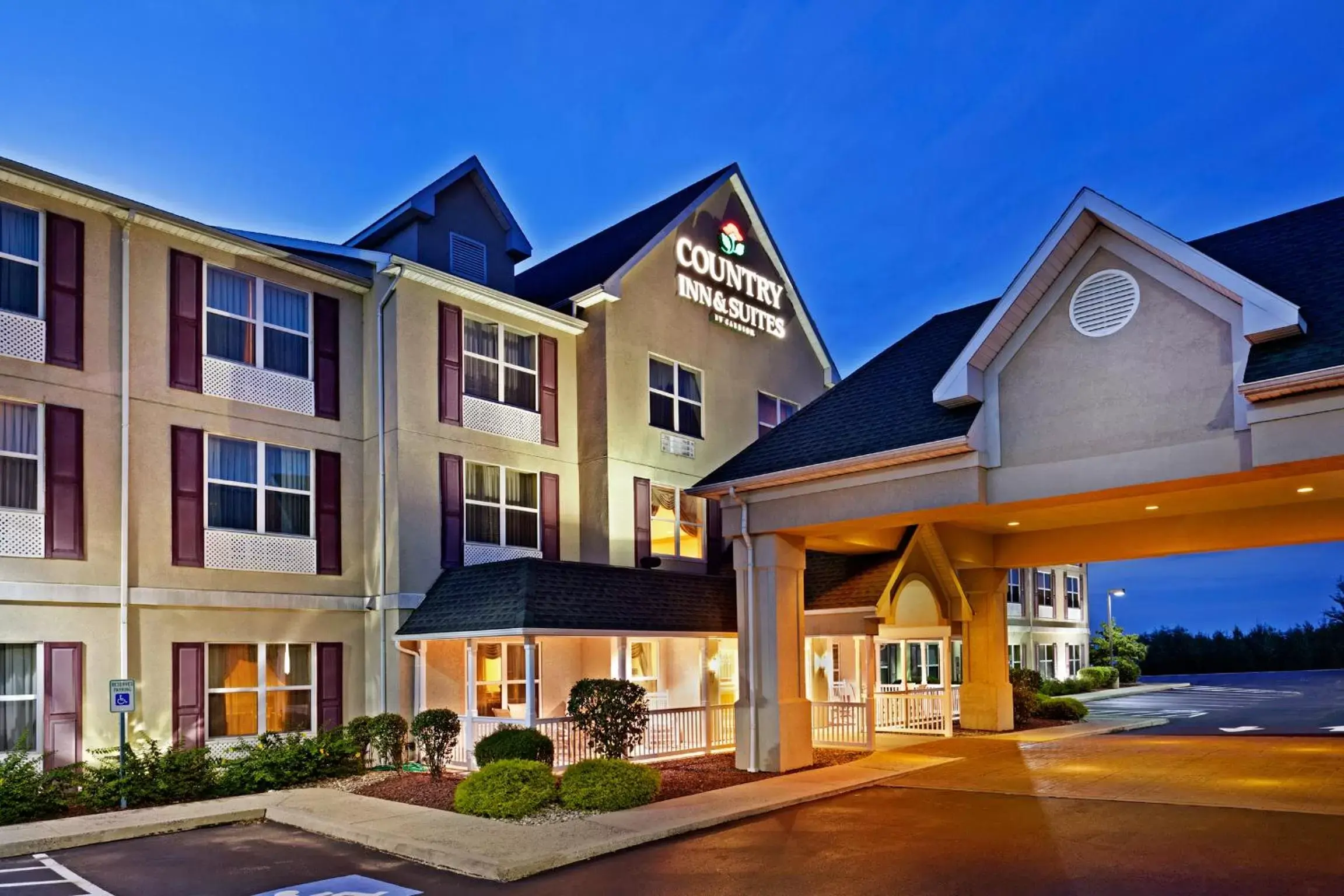 Facade/entrance, Property Building in Country Inn & Suites by Radisson, Frackville (Pottsville), PA