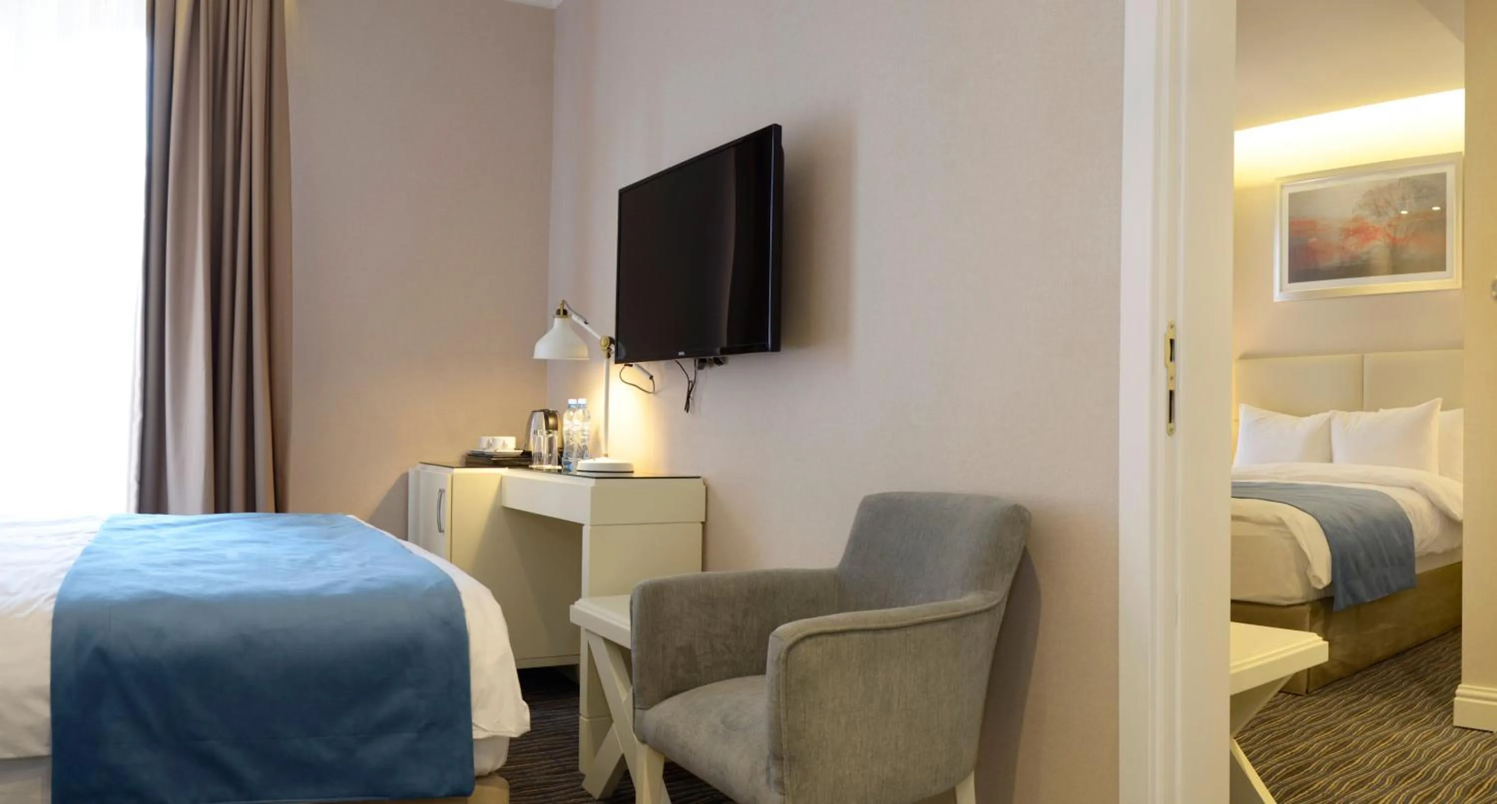 Shower, Bed in City Avenue Hotel