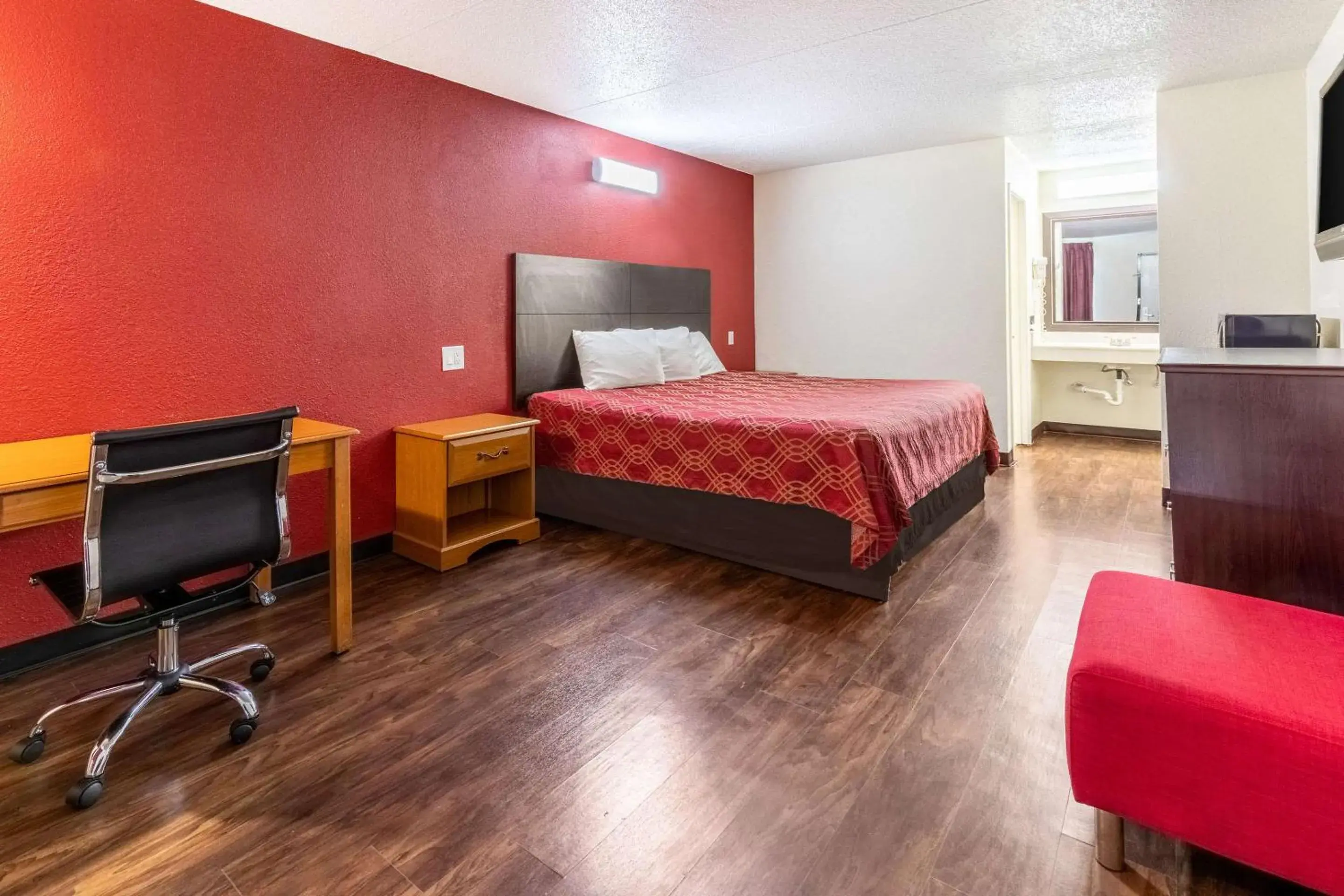 Photo of the whole room, Bed in Econo Lodge Knoxville