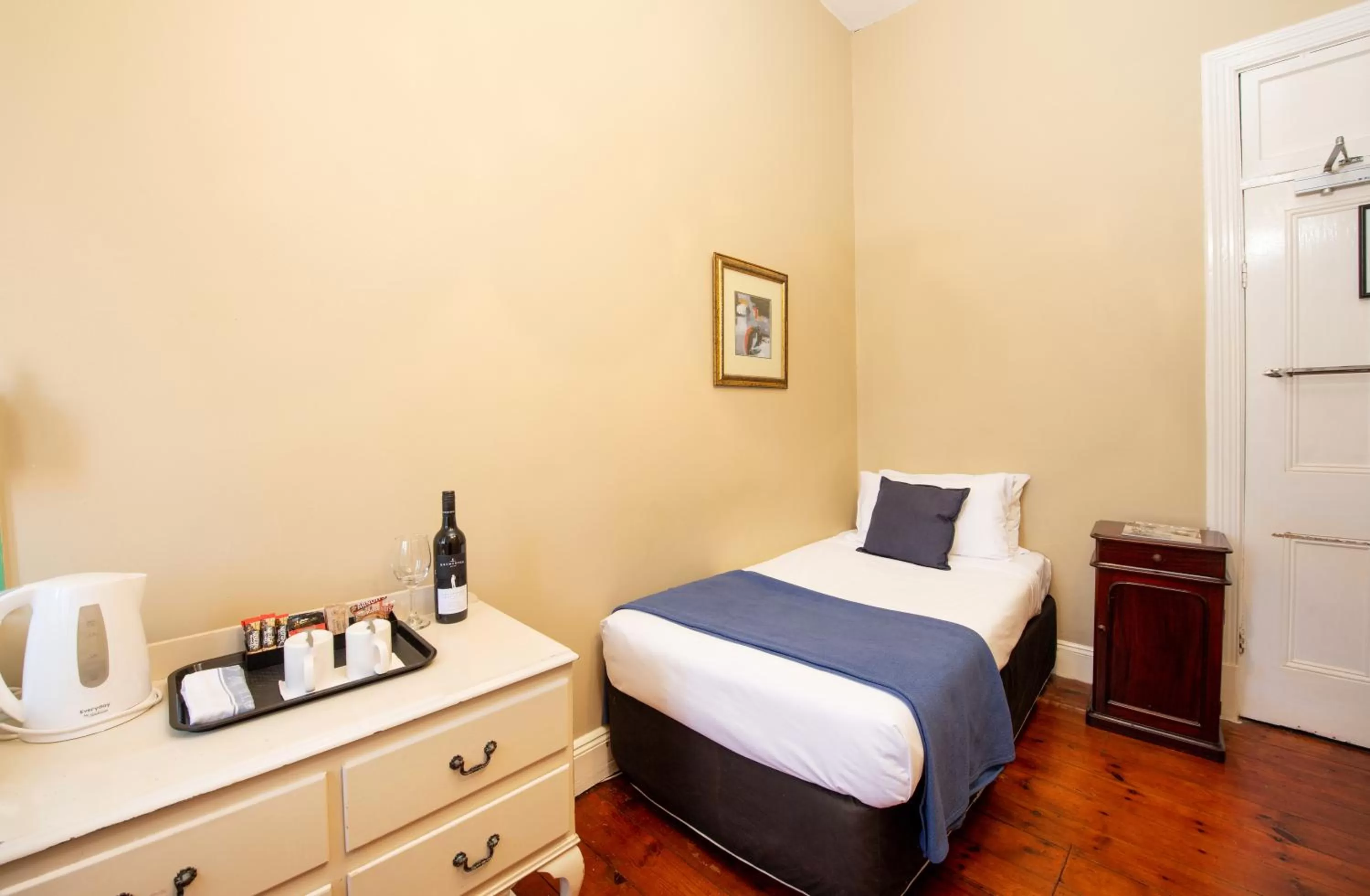 Bed in Anchorage Seafront Hotel