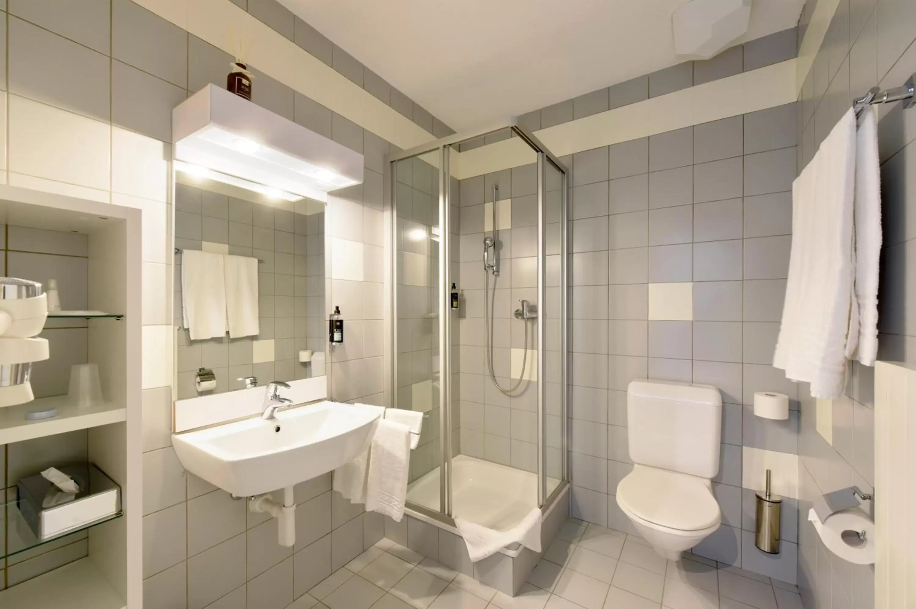 Shower, Bathroom in Hôtel des Mosaiques