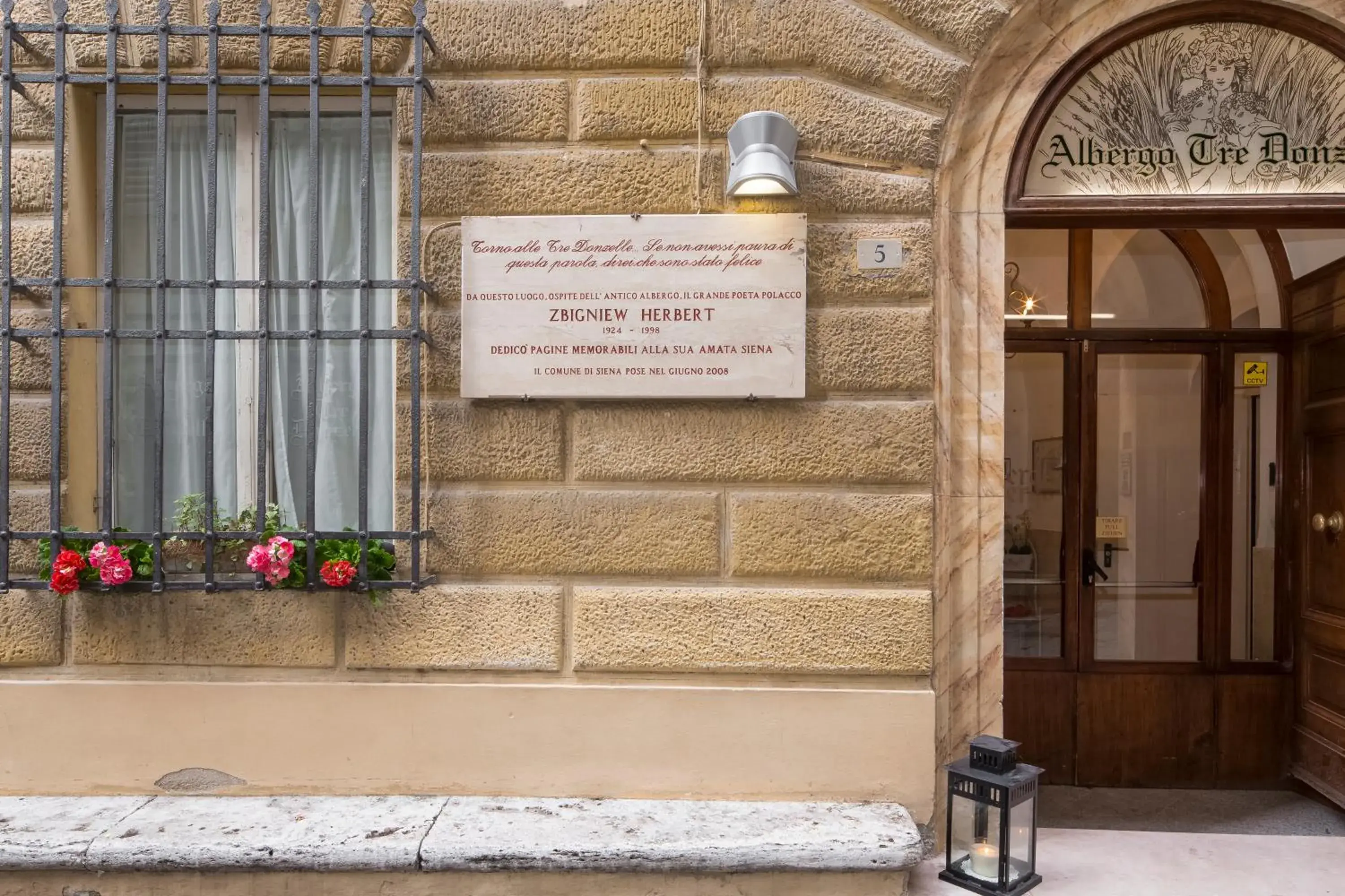 Facade/entrance in Albergo Tre Donzelle