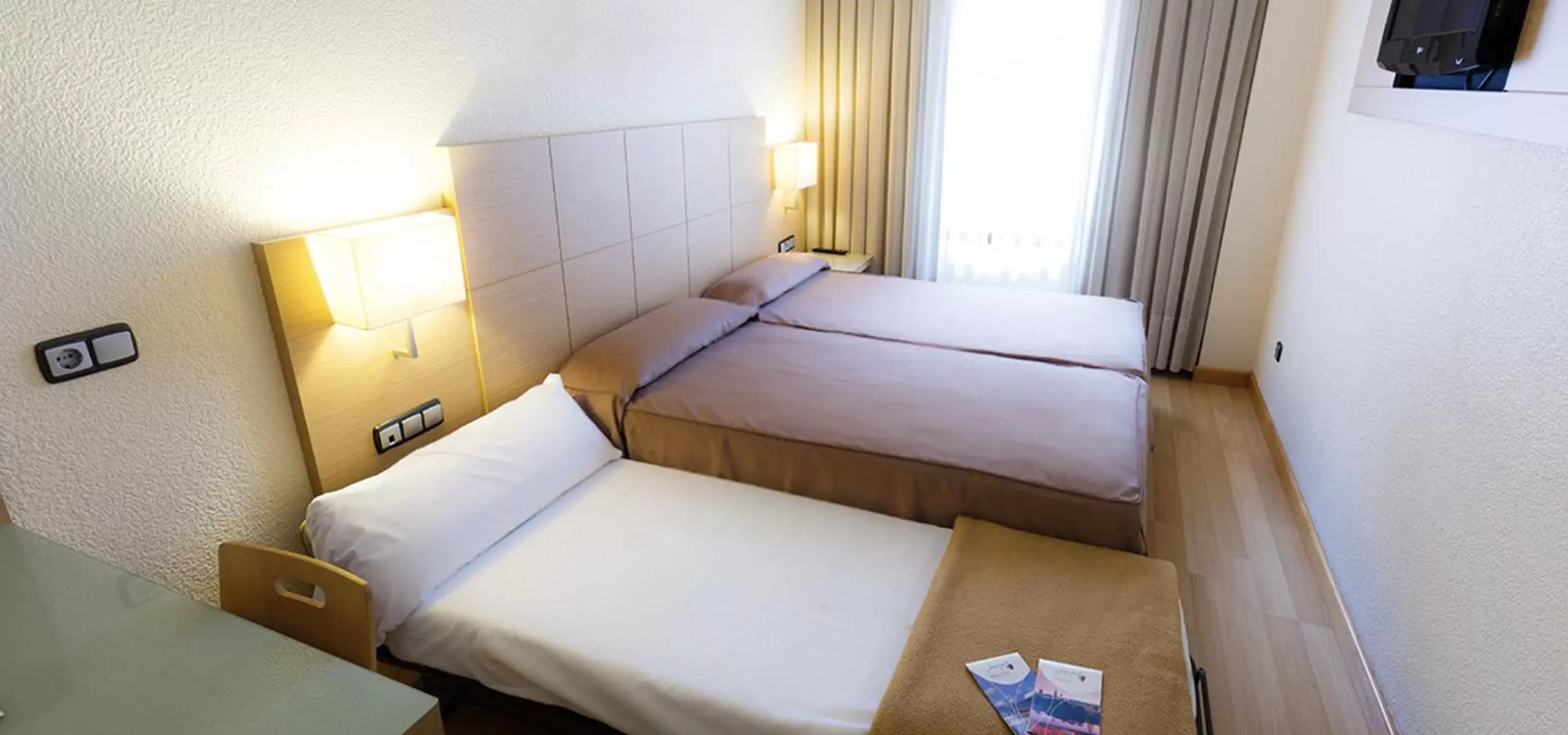 Photo of the whole room, Bed in Hotel Condes de Haro