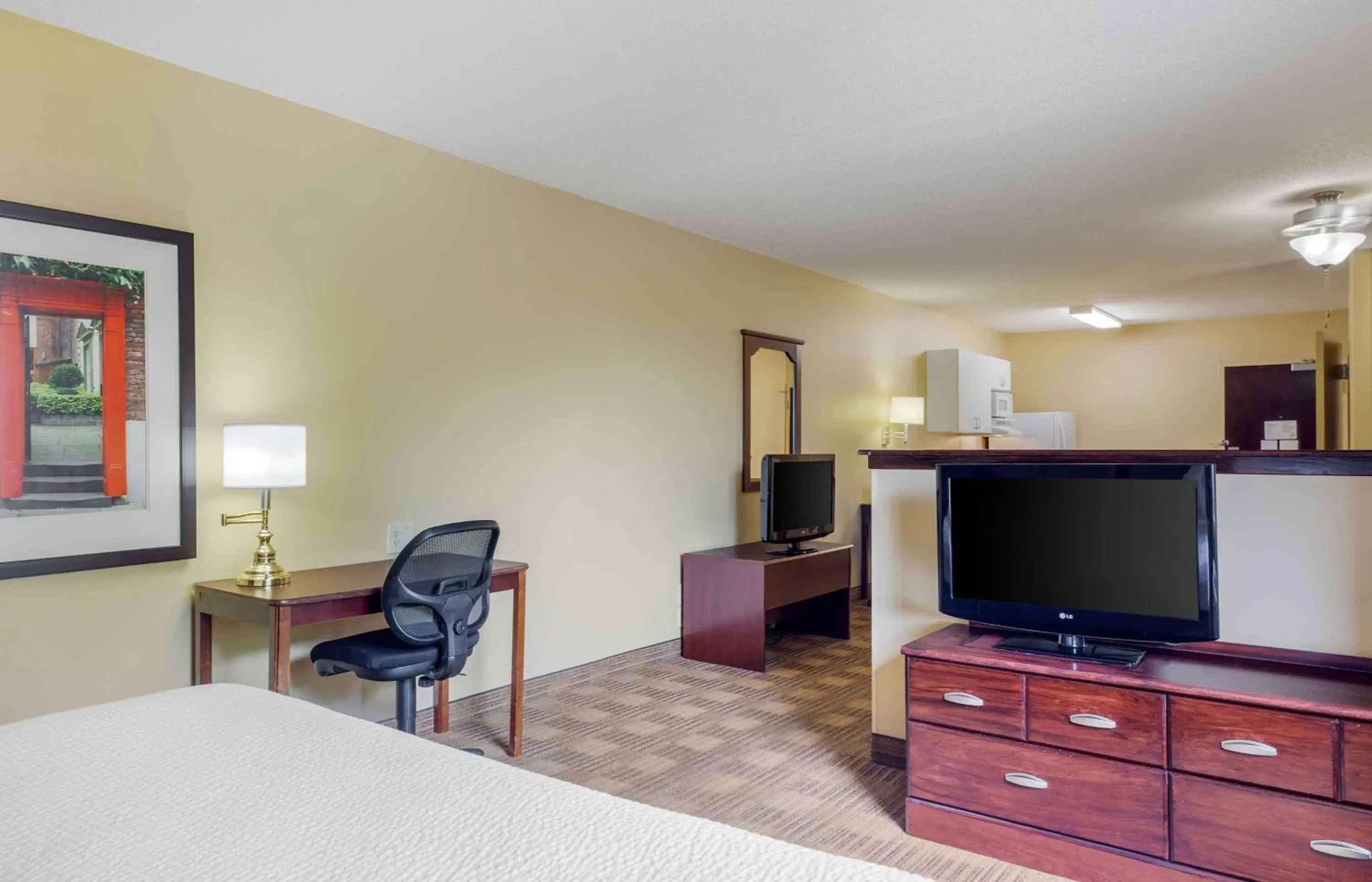 Bedroom, TV/Entertainment Center in Extended Stay America - Providence - West Warwick