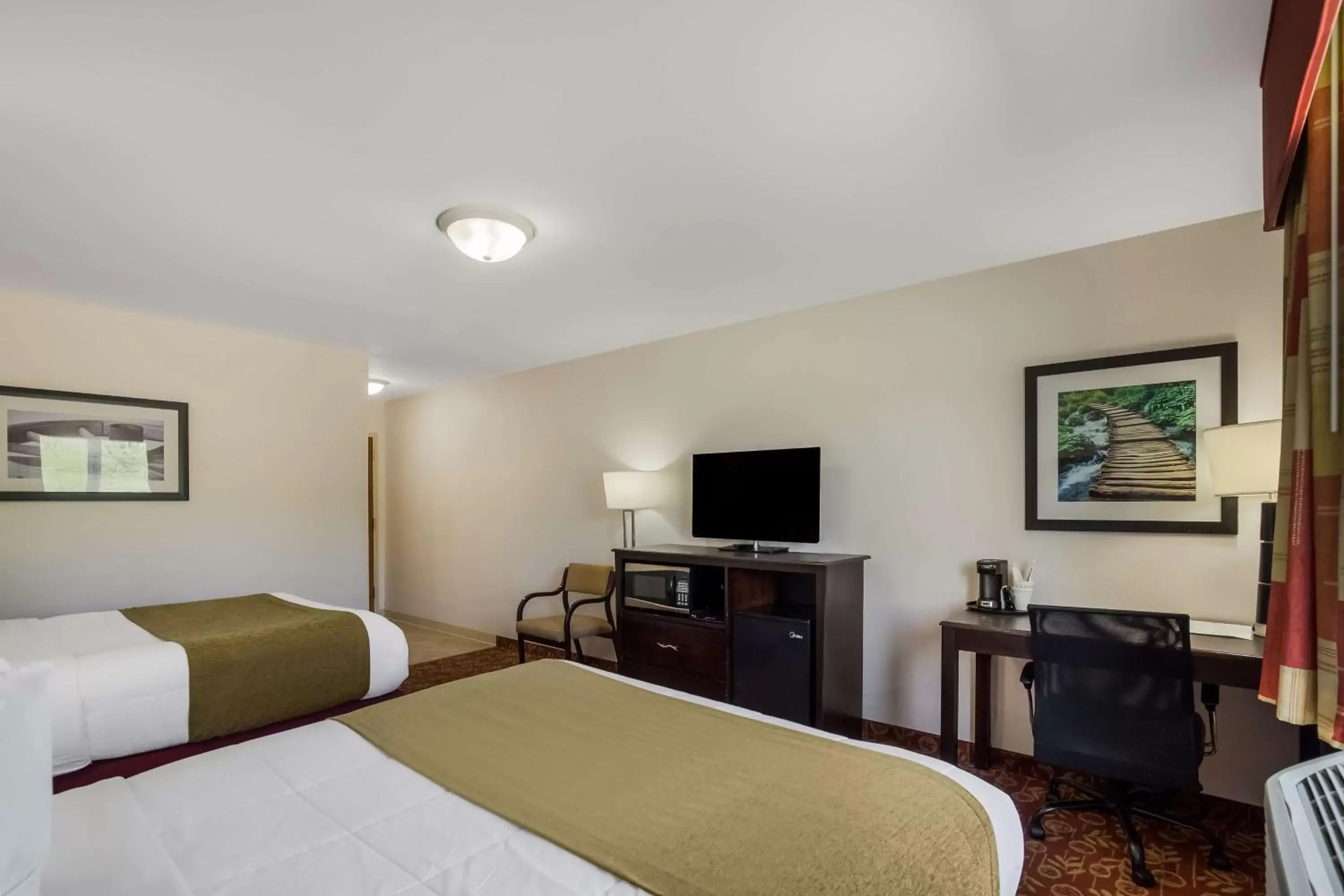 Bedroom, TV/Entertainment Center in SureStay Hotel by Best Western Whittington Rend Lake