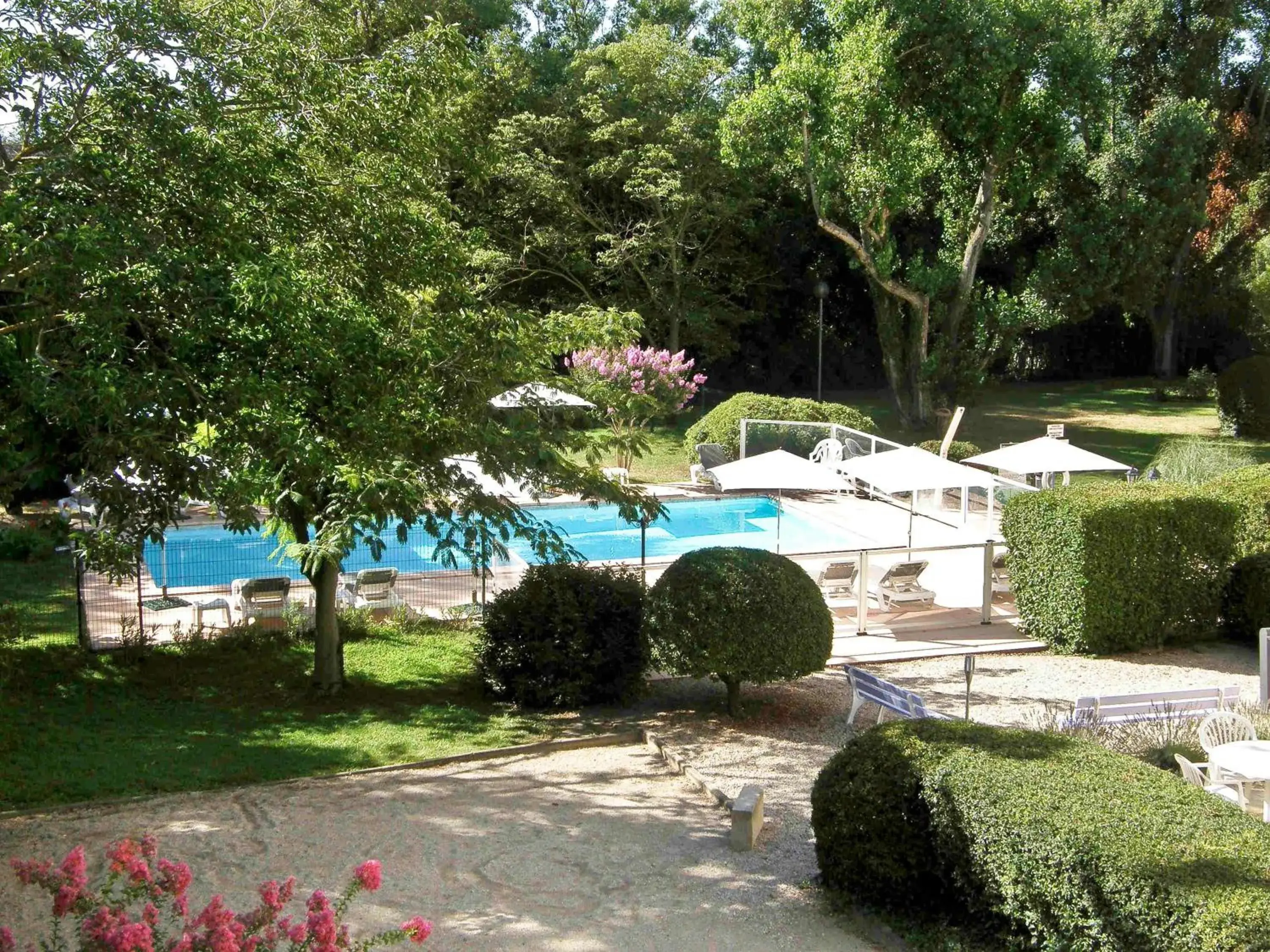 Property building, Swimming Pool in Mercure Cavaillon