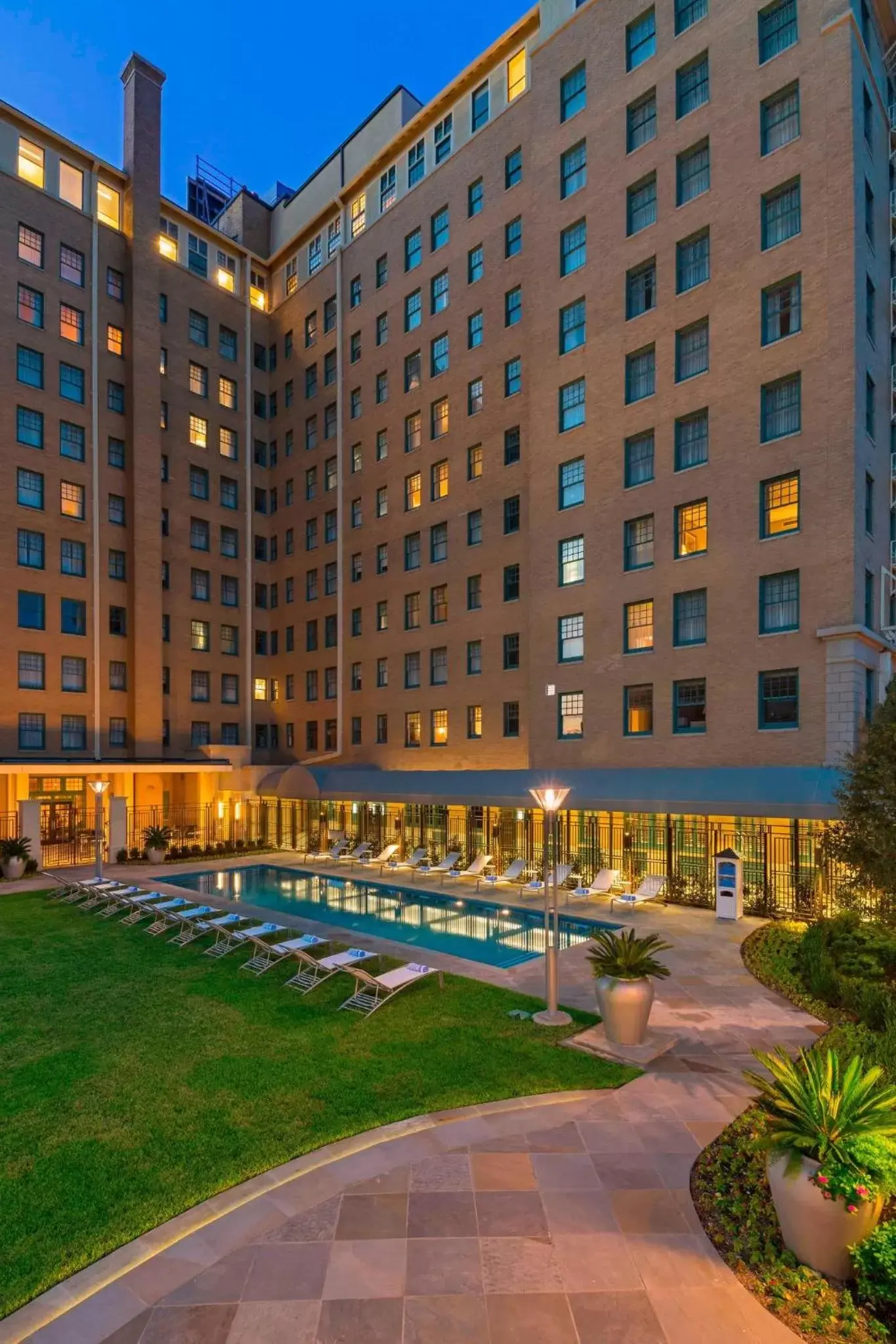 Swimming pool, Property Building in Le Meridien Dallas, The Stoneleigh