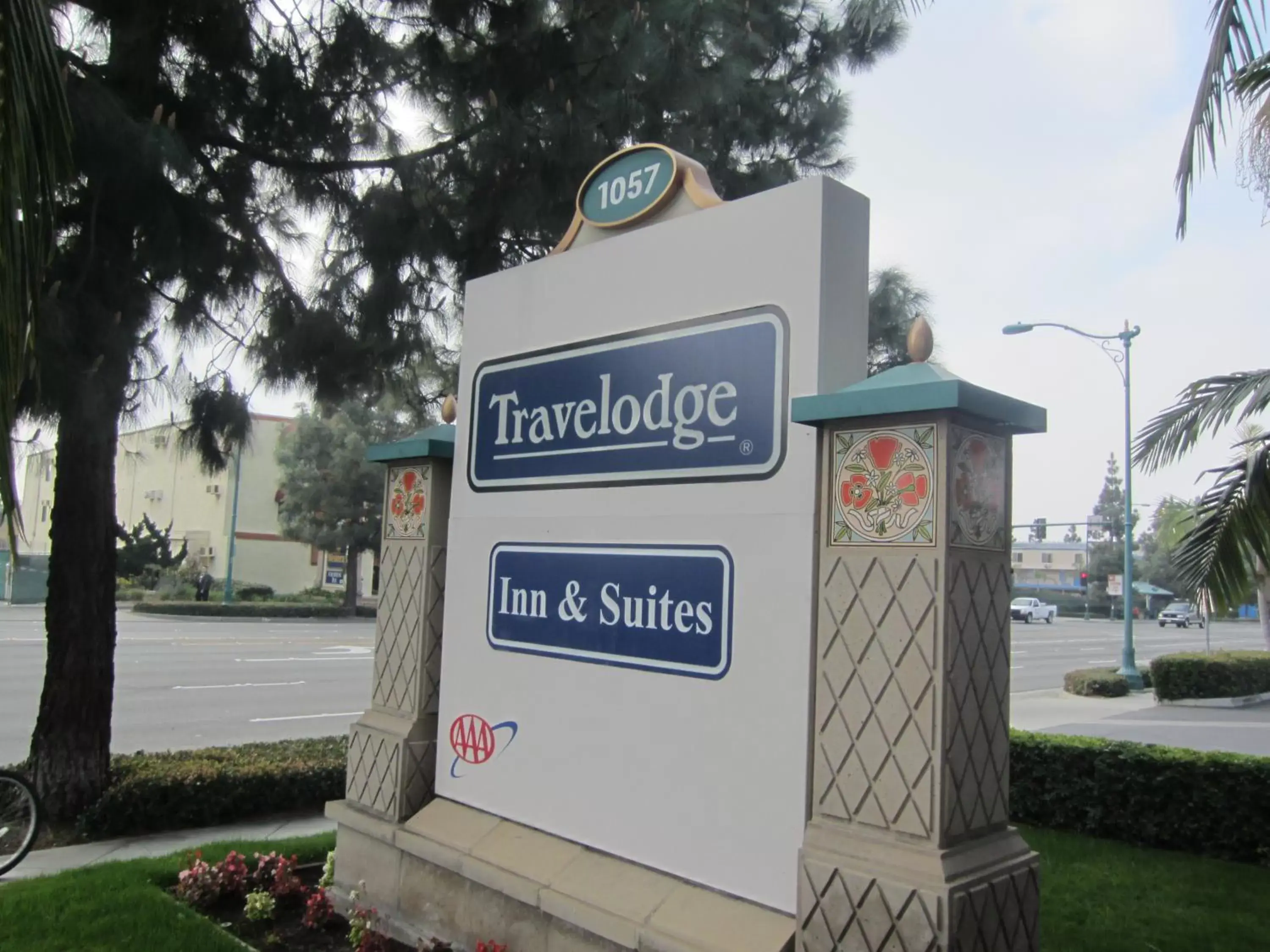 Logo/Certificate/Sign, Property Building in Travelodge Inn & Suites by Wyndham Anaheim on Disneyland Dr