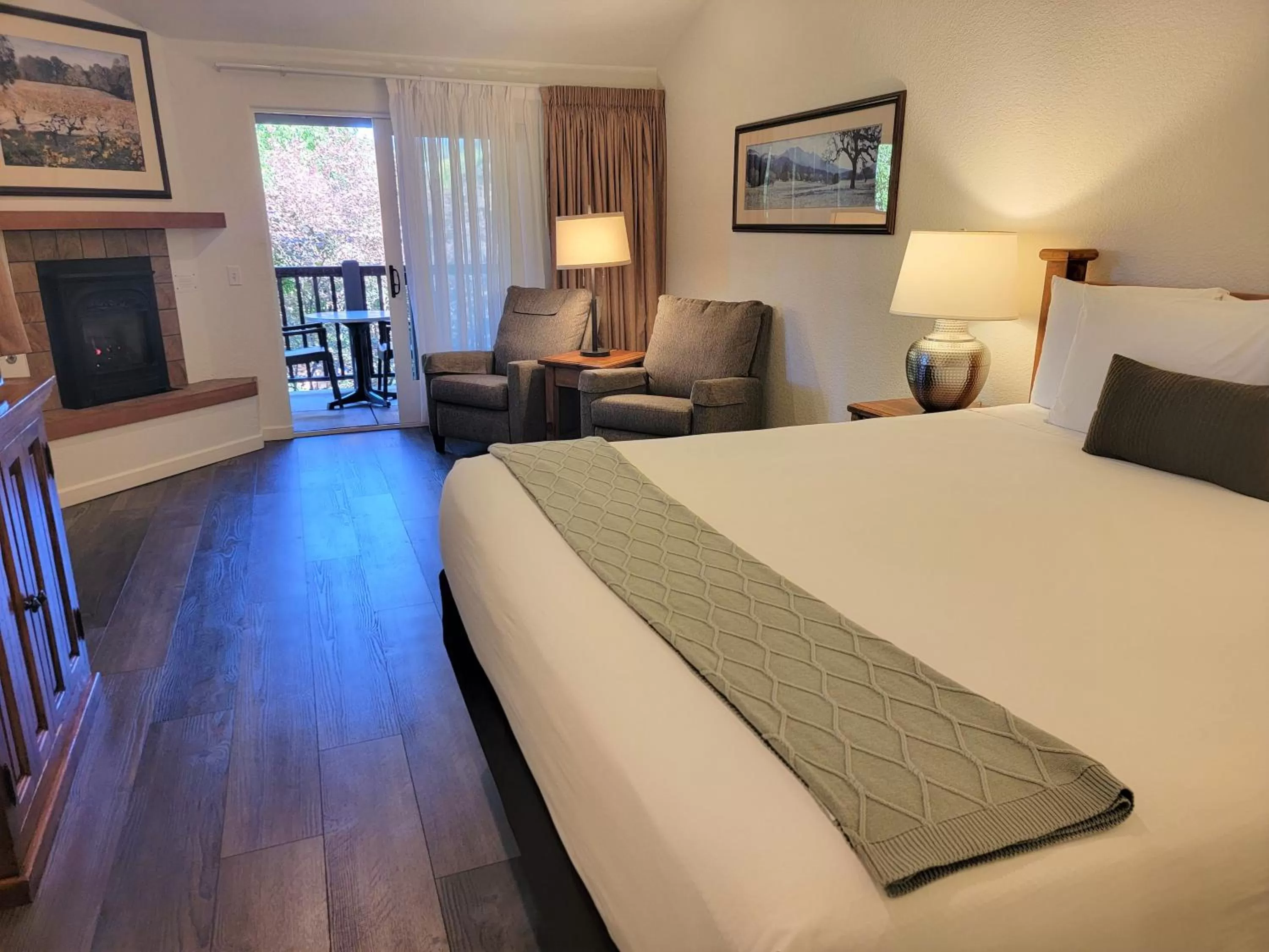 Bedroom, Bed in El Pueblo Inn