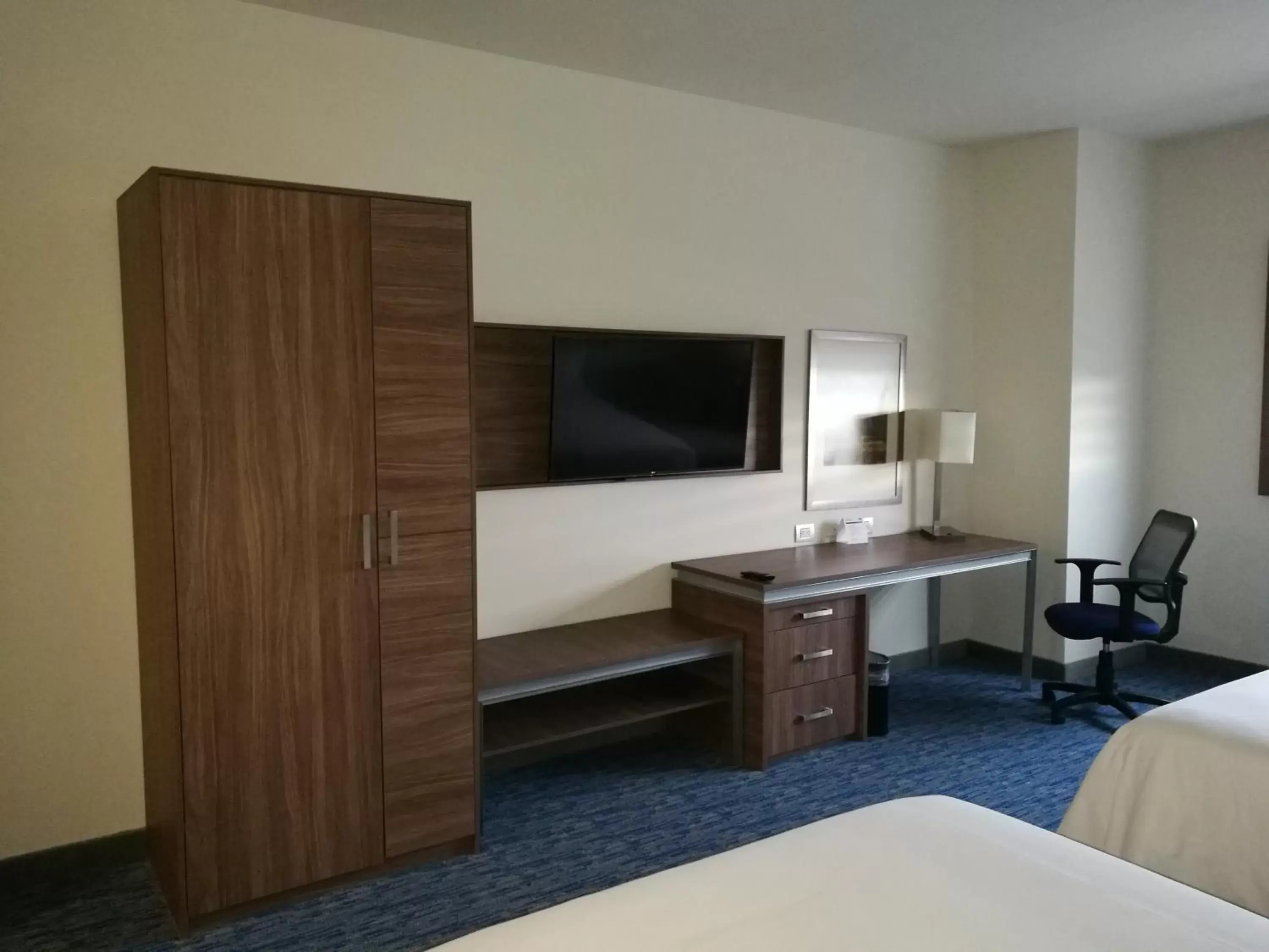 Photo of the whole room, TV/Entertainment Center in Holiday Inn Express & Suites - Ciudad Obregon, an IHG Hotel