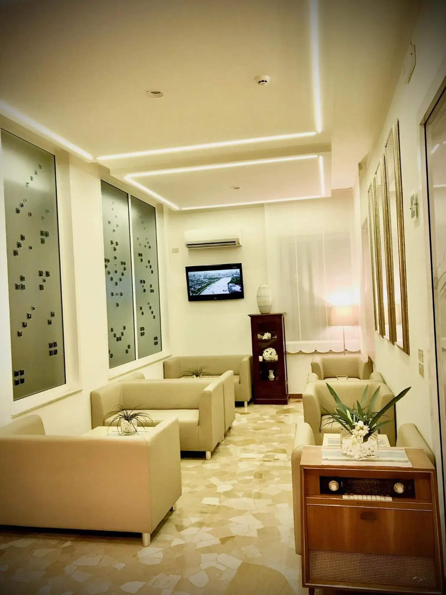 Communal lounge/ TV room, Seating Area in Hotel Touring