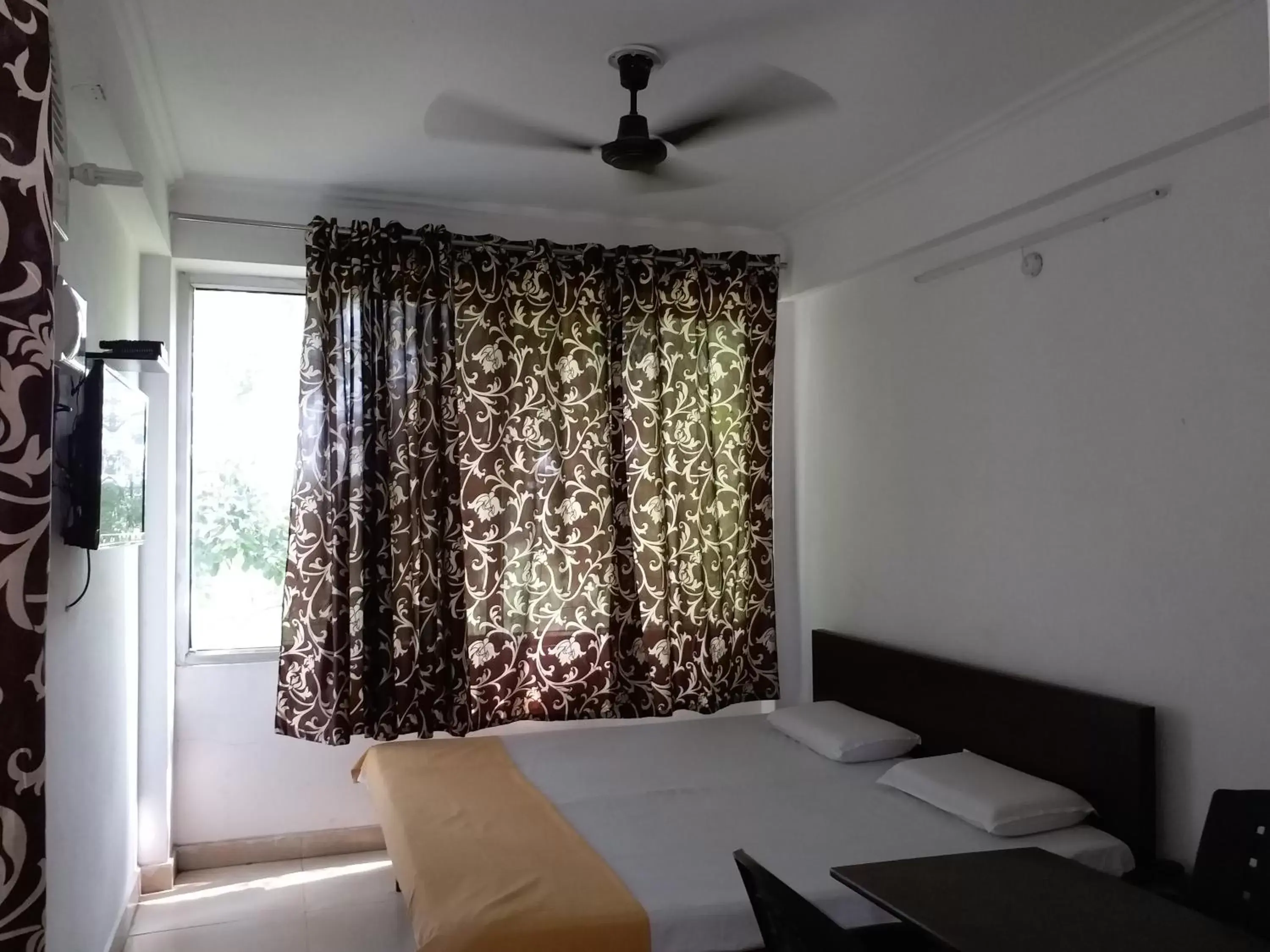 Deluxe Room in Krishna Hansraj Hotel Deluxe Room in Krishna Hansraj Hotel