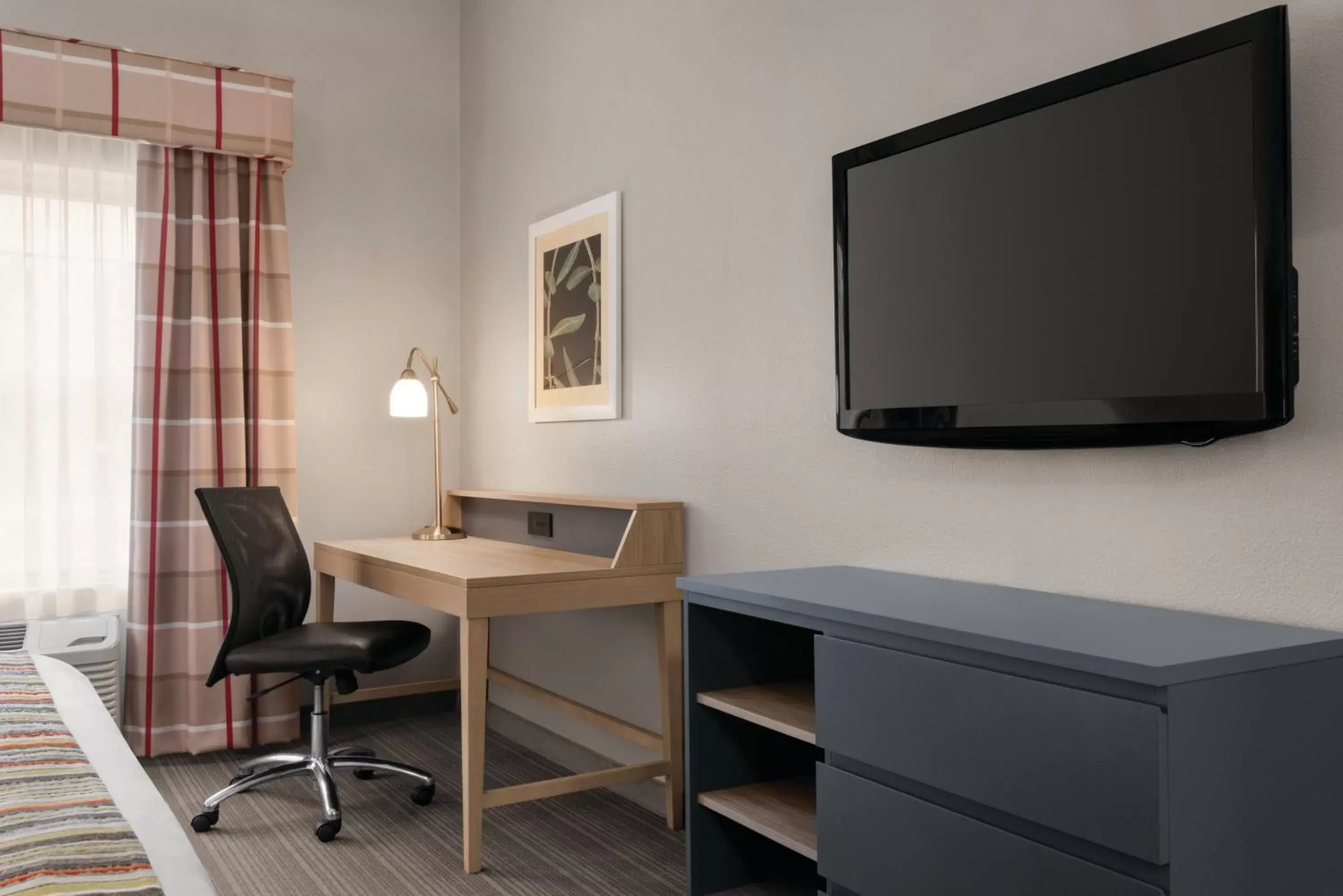 Business facilities, TV/Entertainment Center in Country Inn & Suites by Radisson, Schaumburg, IL