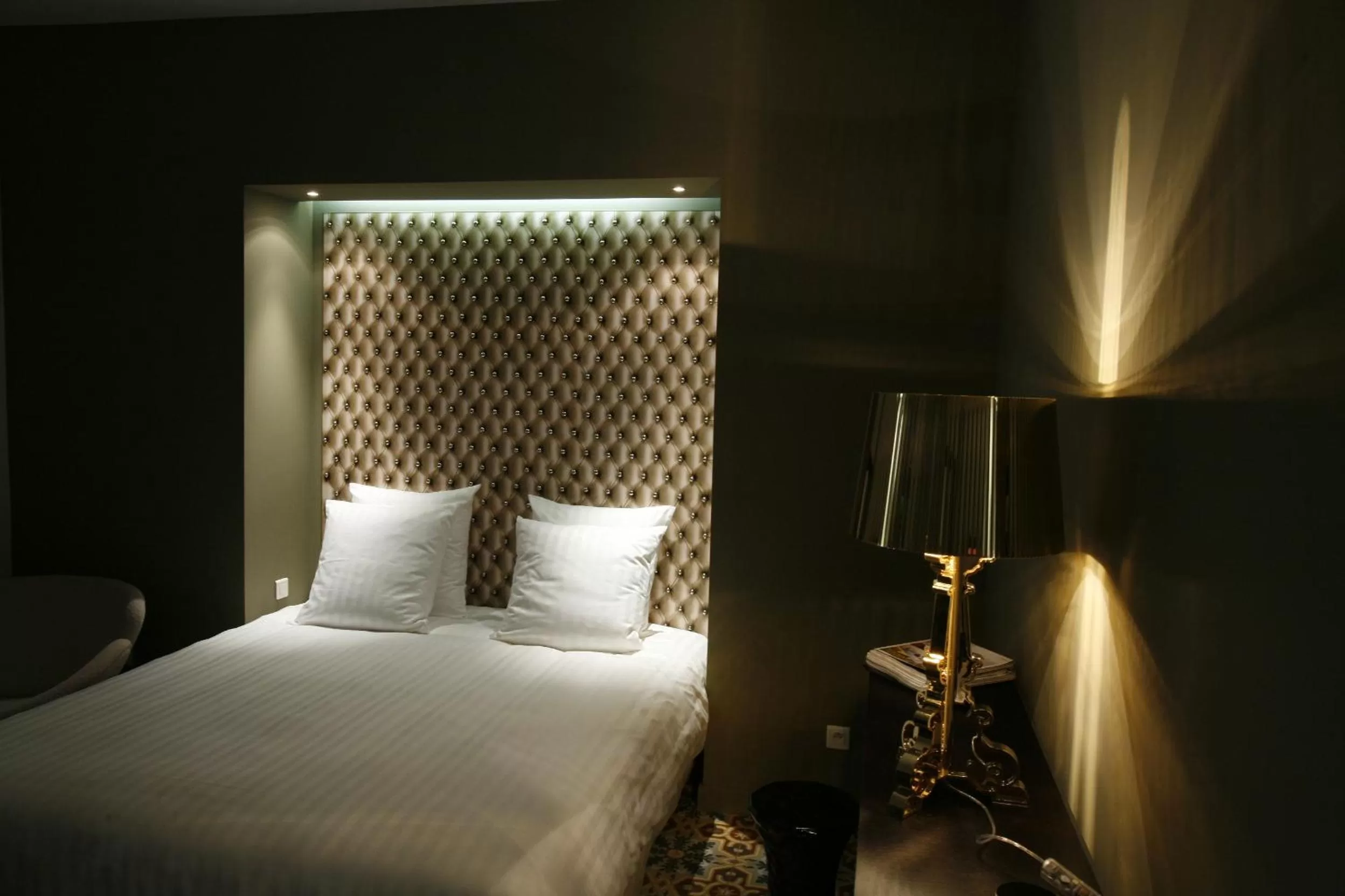 Decorative detail, Bed in Les 4 étoiles