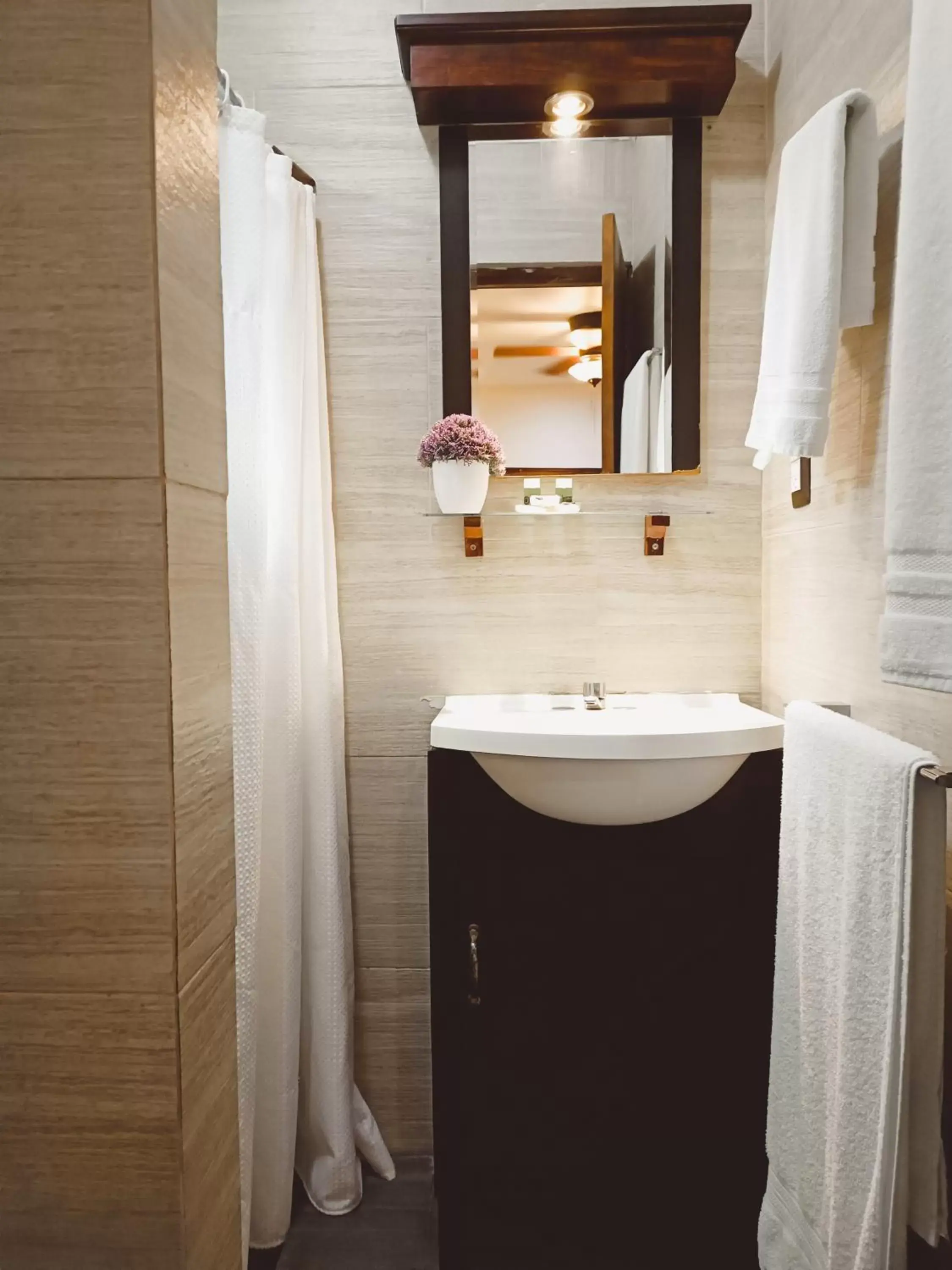 Photo of the whole room, Bathroom in El Zaguán Colonial by GuruHotel