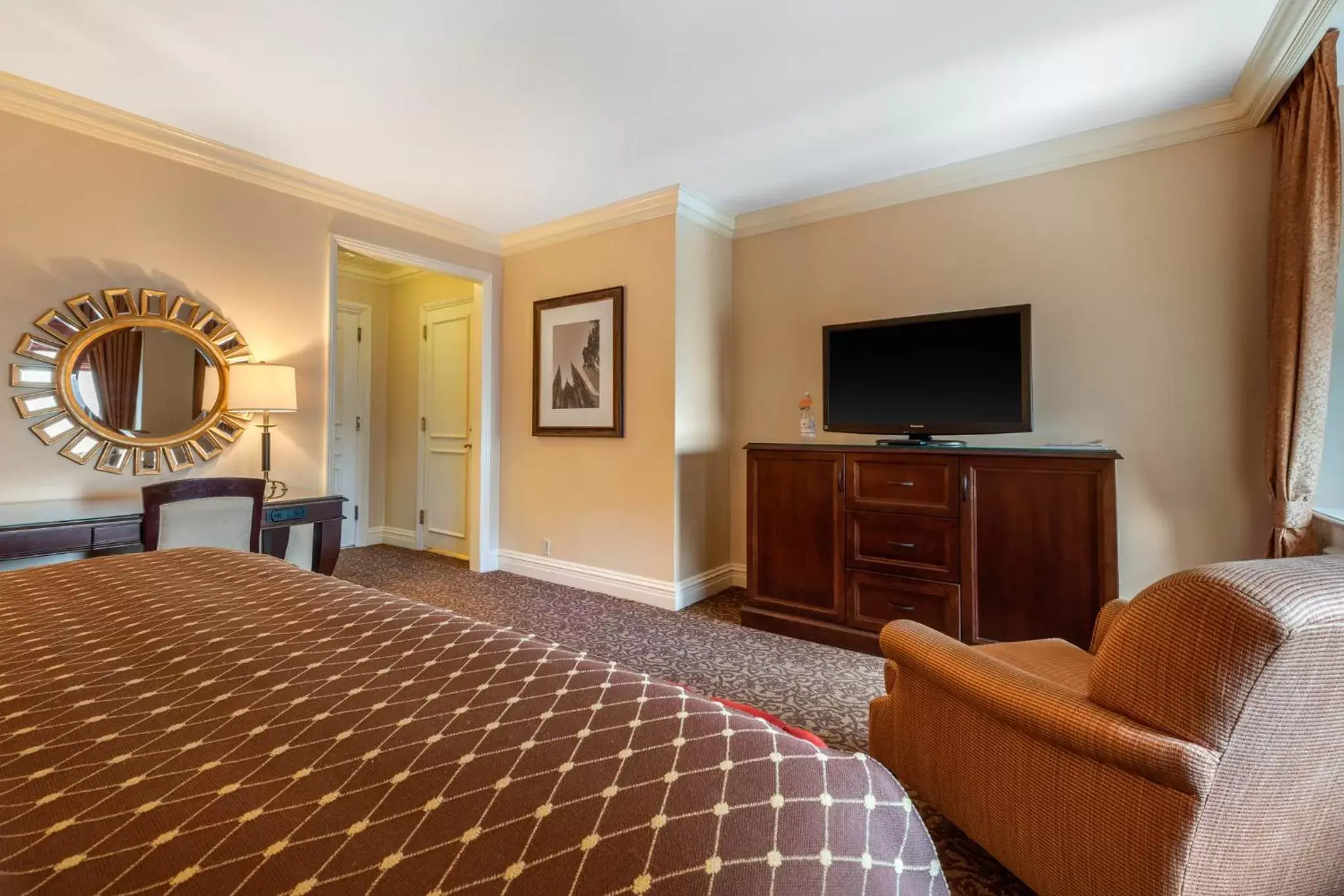 Photo of the whole room, TV/Entertainment Center in Omni William Penn Hotel