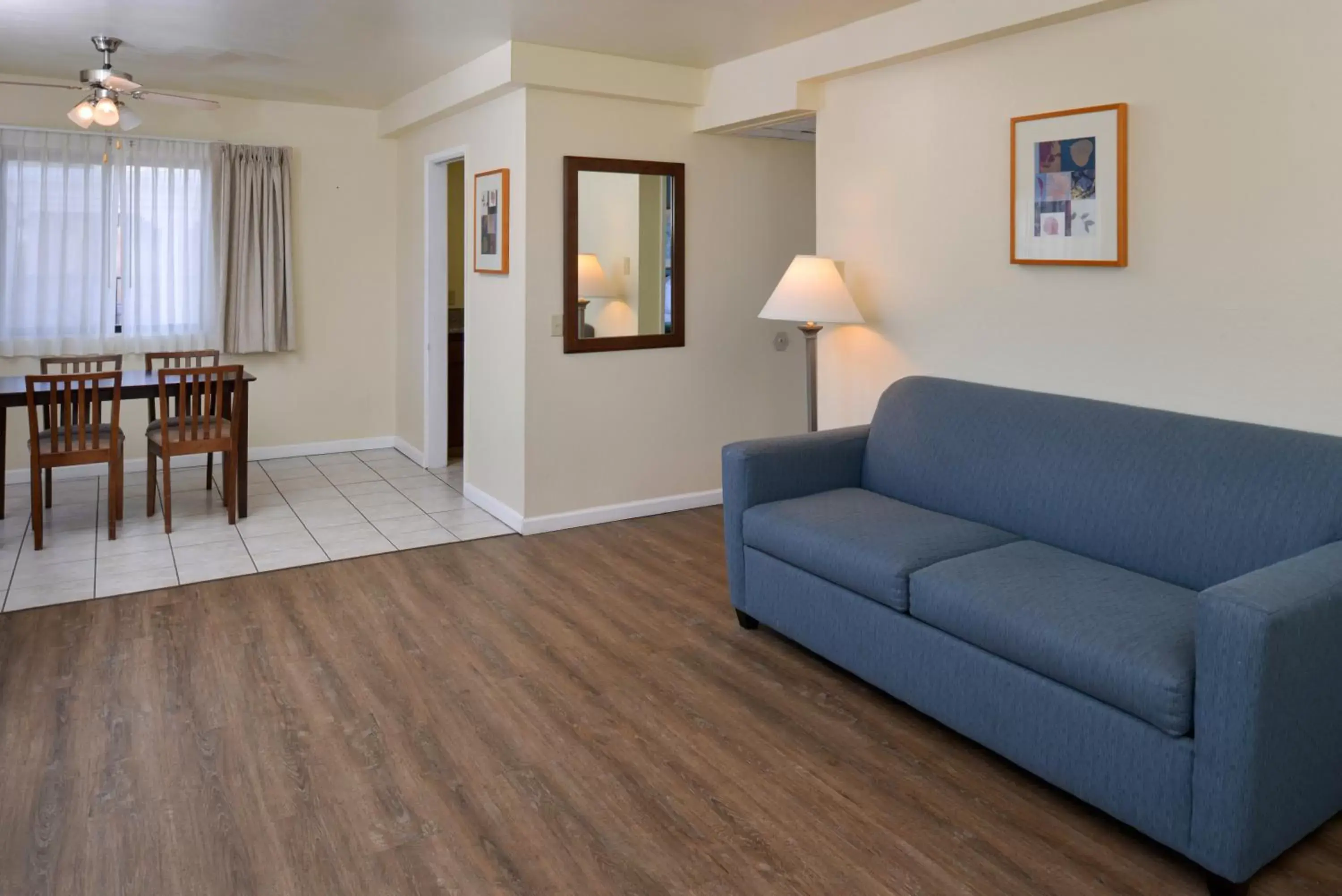 Living room, Seating Area in Edgewater Inn and Suites