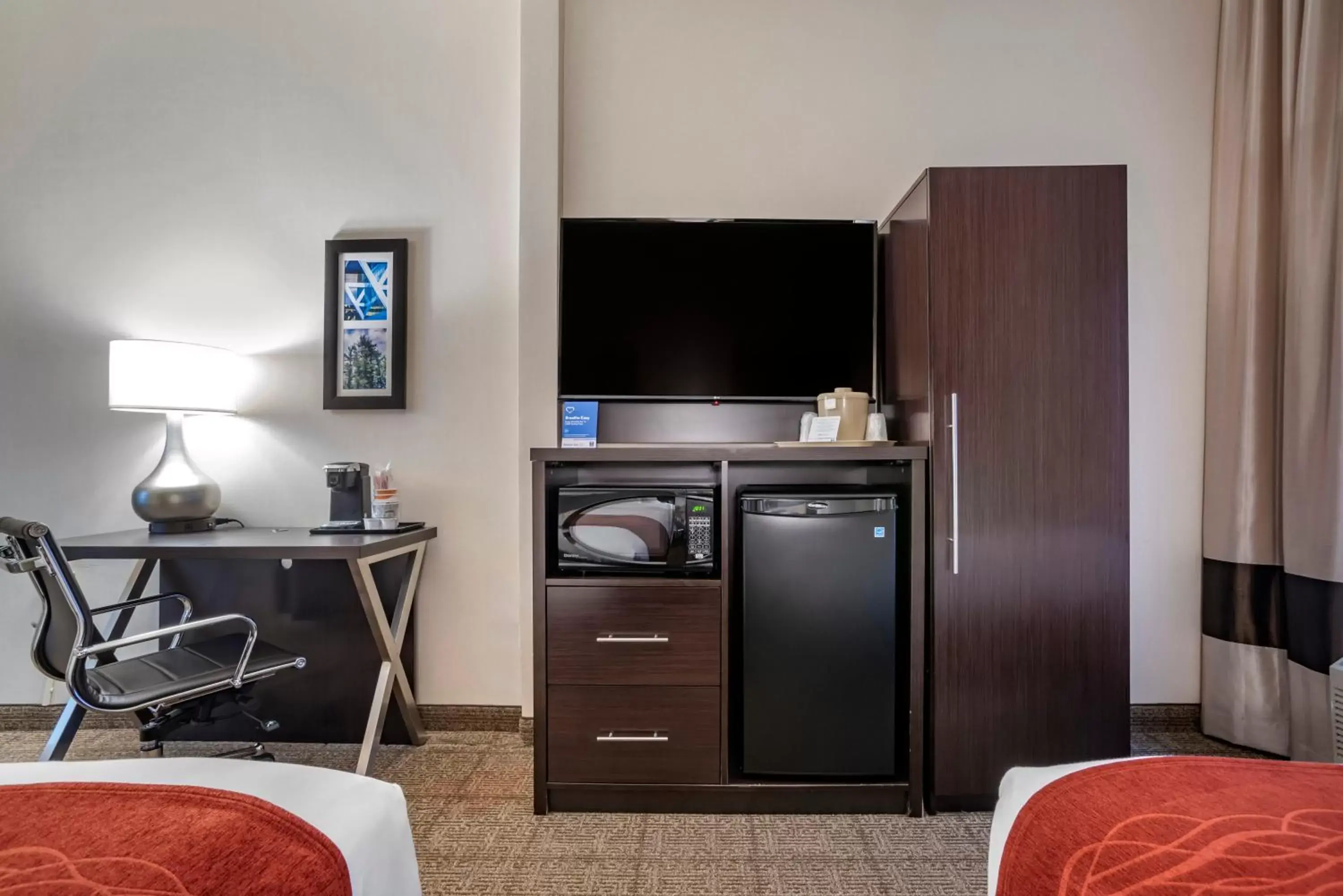 TV and multimedia, TV/Entertainment Center in Comfort Inn Towson