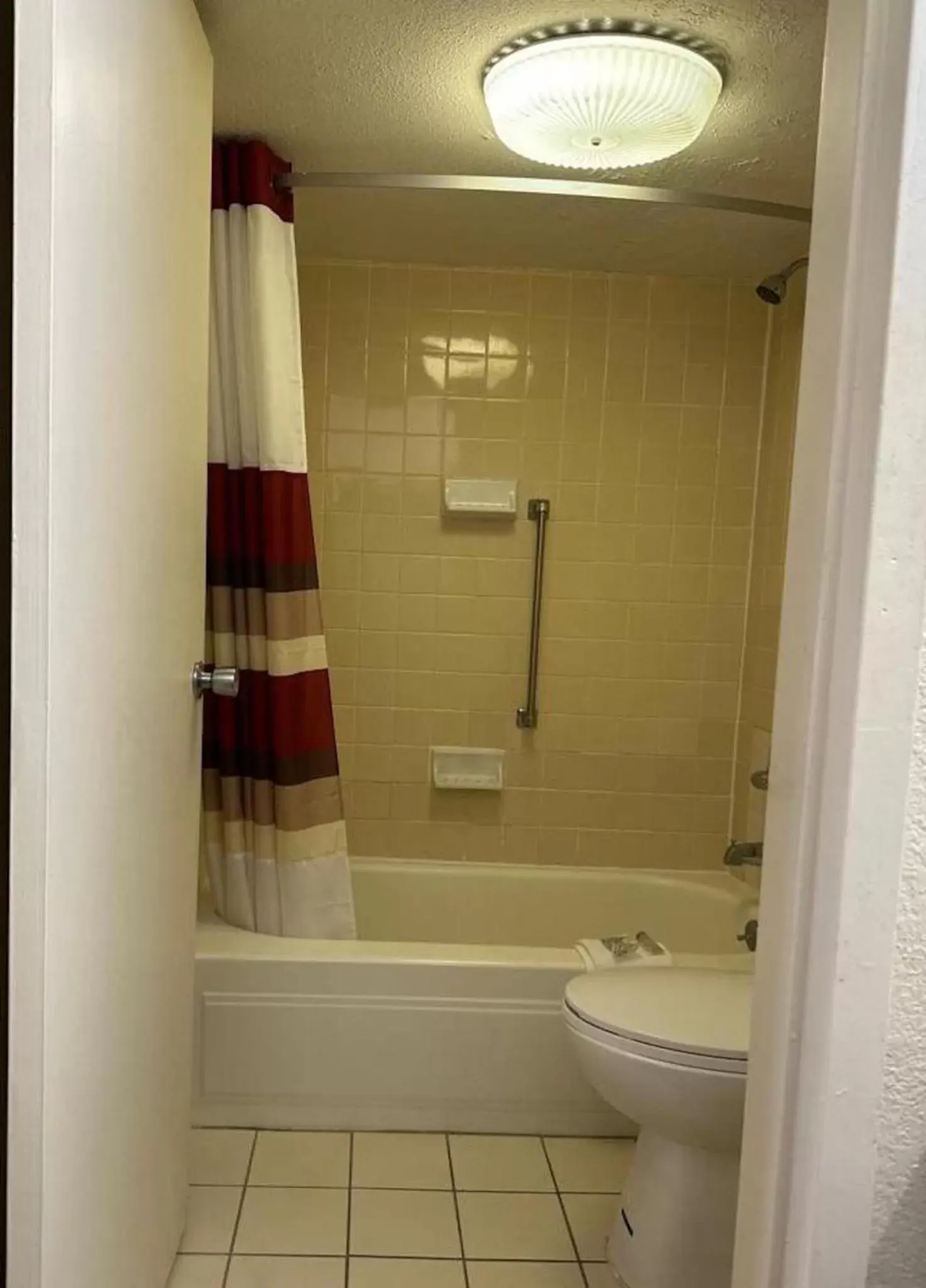 Bathroom in Red Roof Inn Fredericksburg South