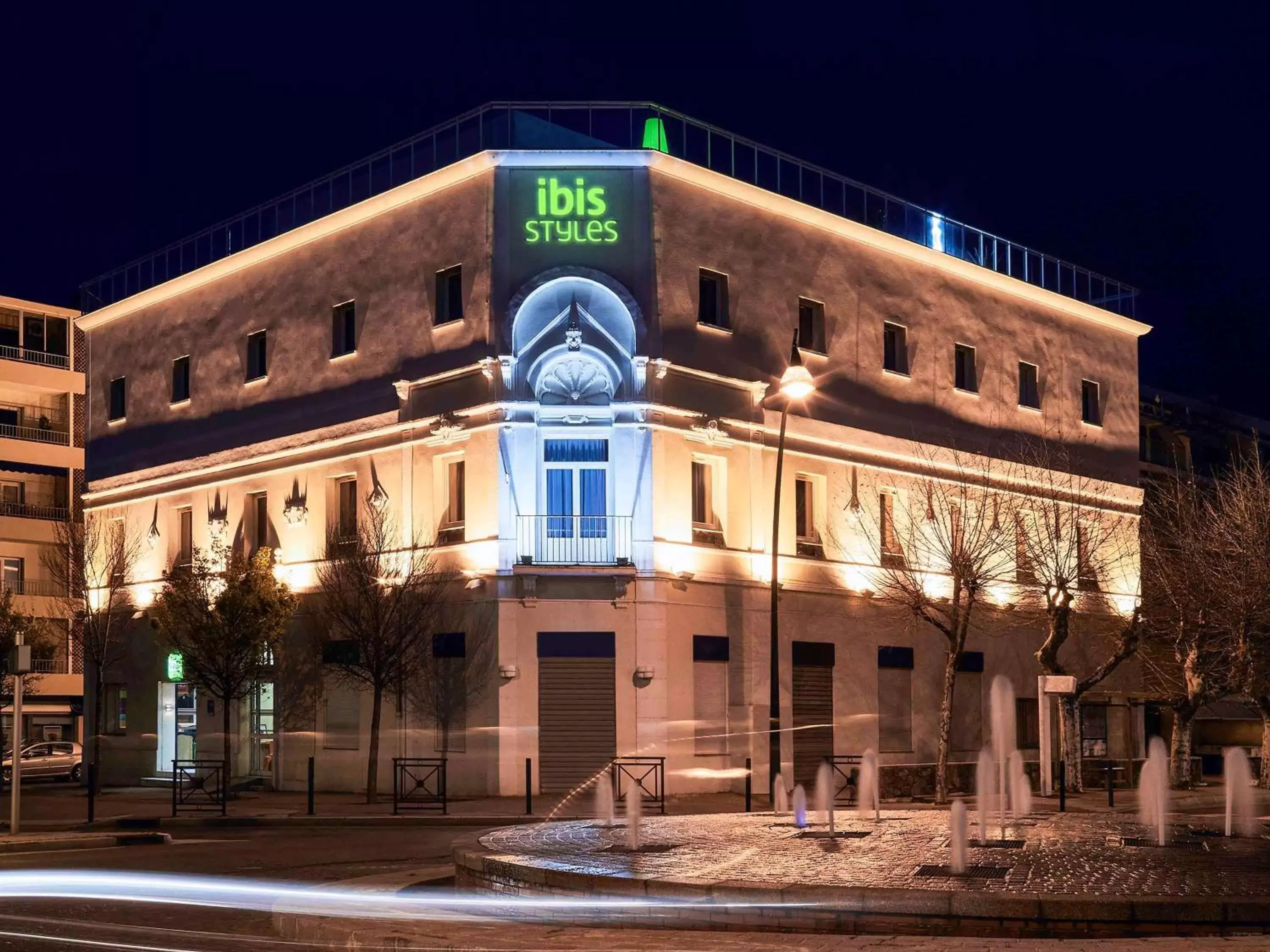 Property Building in Ibis Styles Hyères Rooftop & Spa