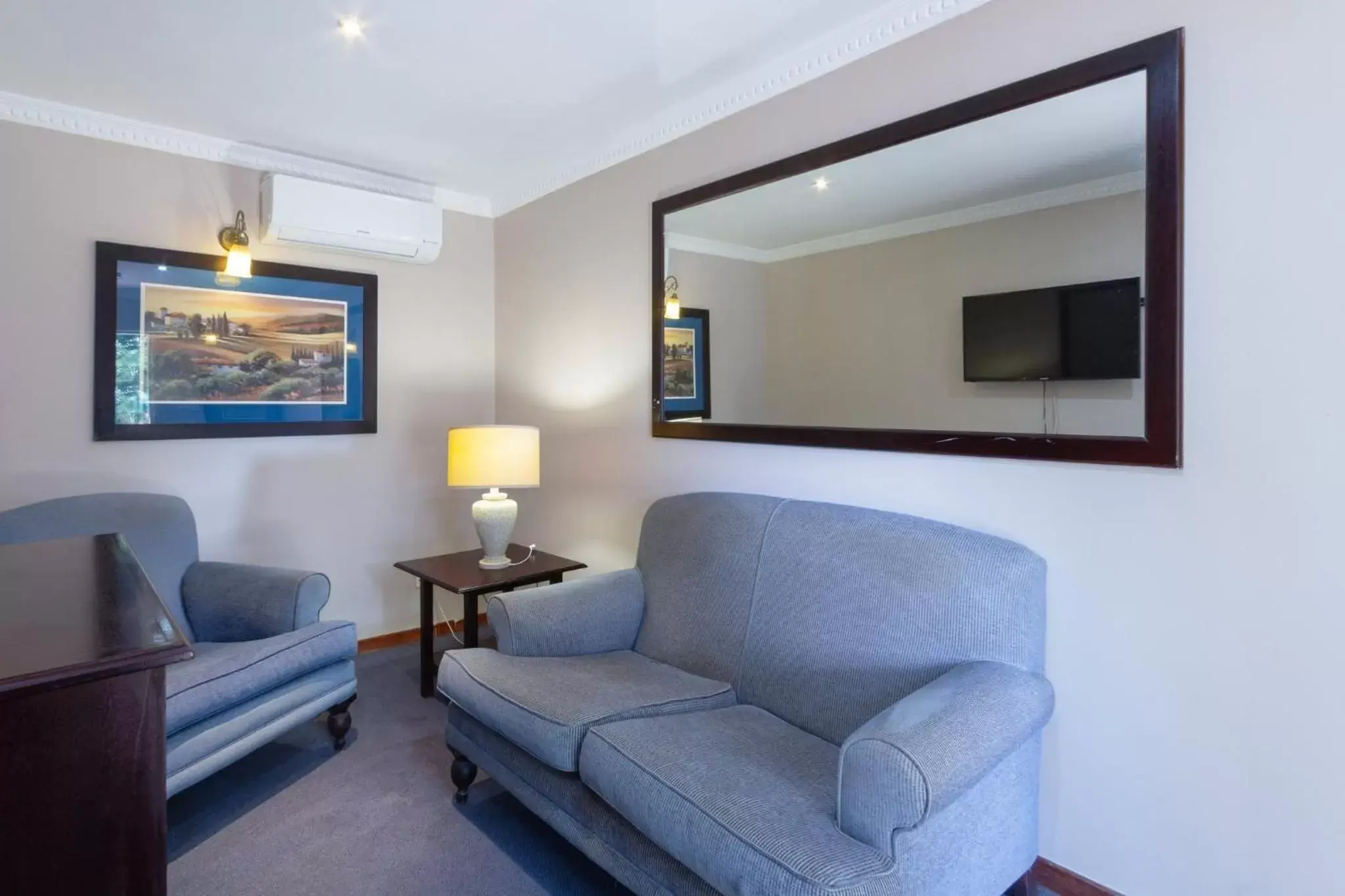 Bedroom, Seating Area in Holiday Inn - Johannesburg Sunnyside Park, an IHG Hotel