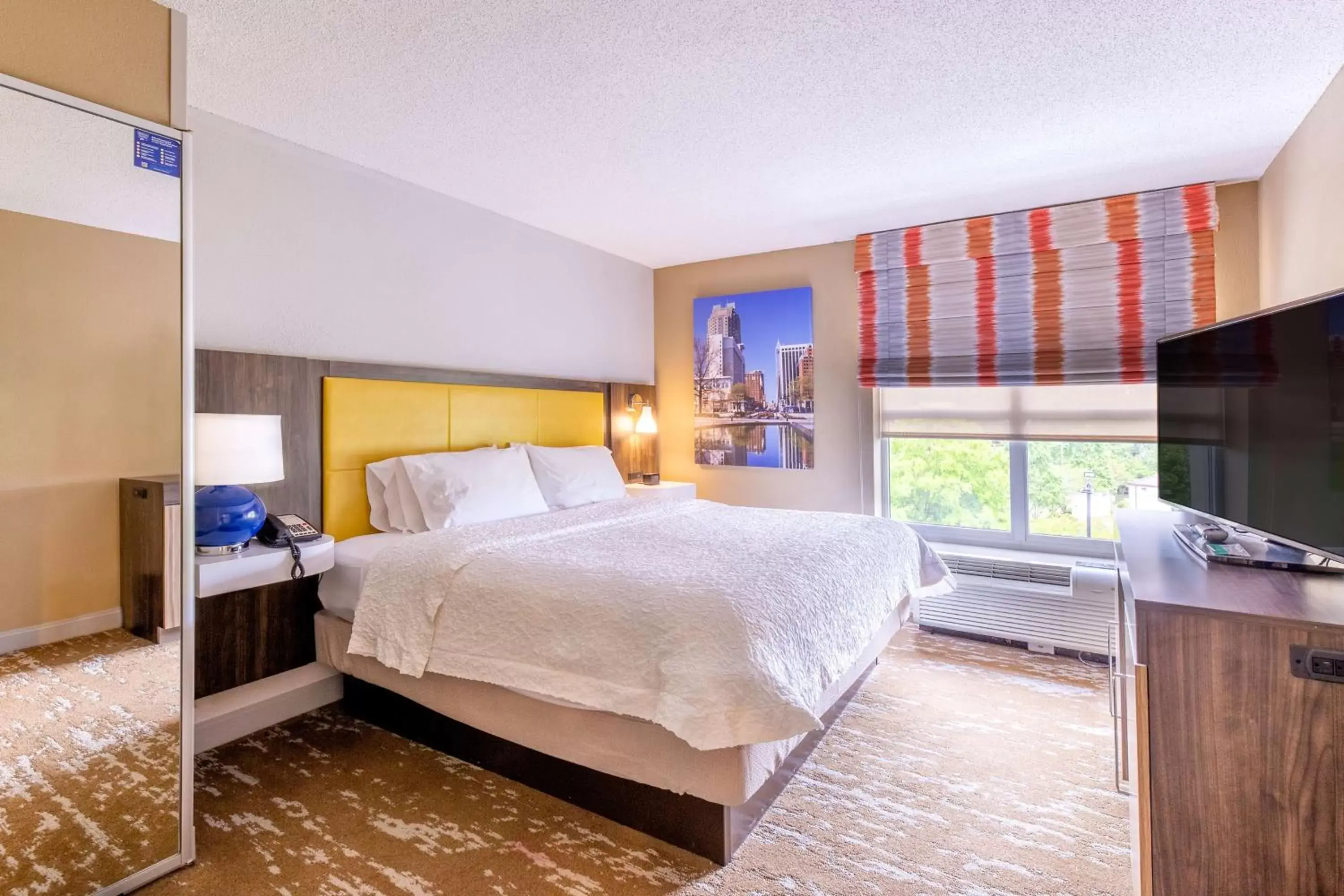 Bed in Hampton Inn & Suites Raleigh/Cary I-40 (PNC Arena)