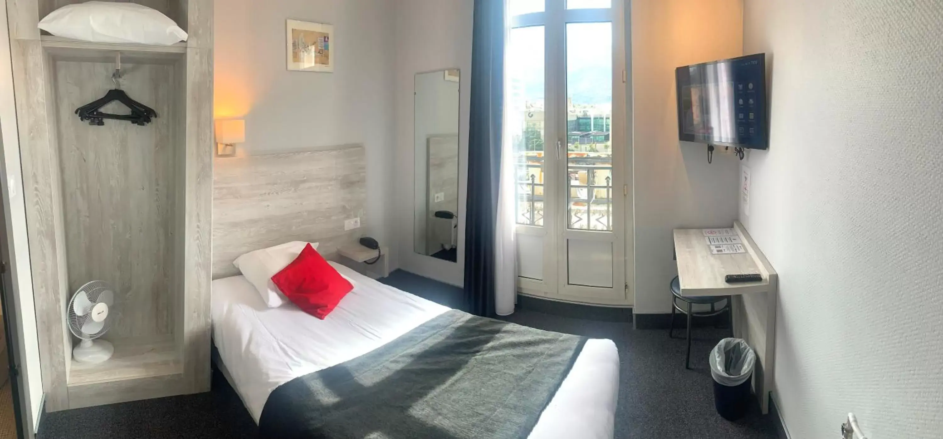 Photo of the whole room, Bathroom in Brit Hotel Suisse et Bordeaux - Centre Gare