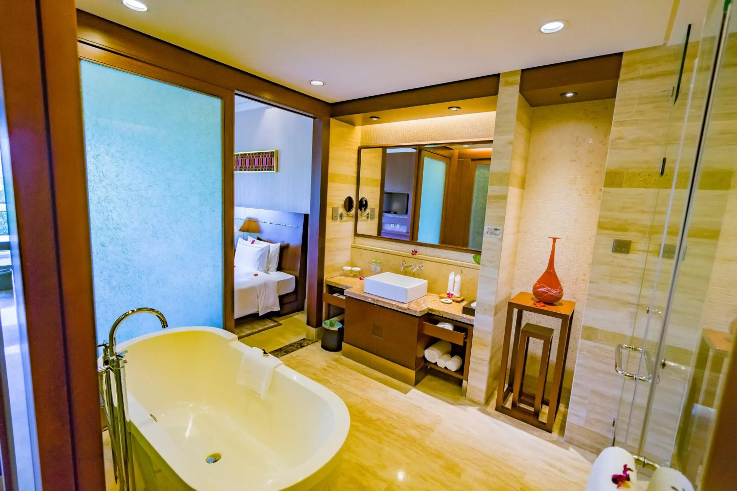 Bath, Bathroom in Grand Metropark Villa Resort Sanya Yalong Bay
