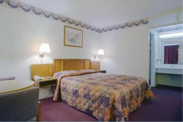 Bed in America's Best Value Inn - Loudon