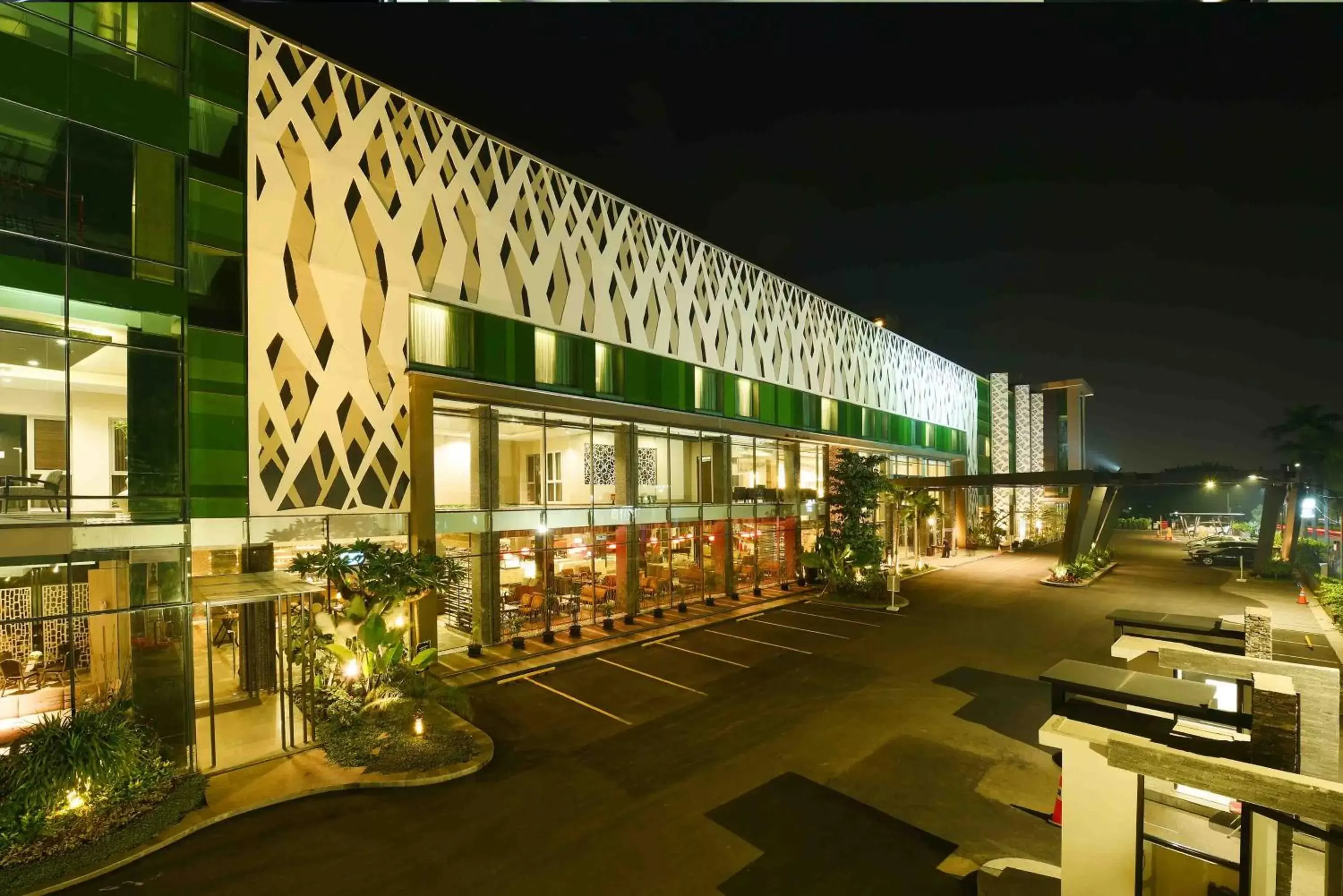 Facade/entrance, Lounge/Bar in Holiday Inn Cikarang Jababeka, an IHG Hotel