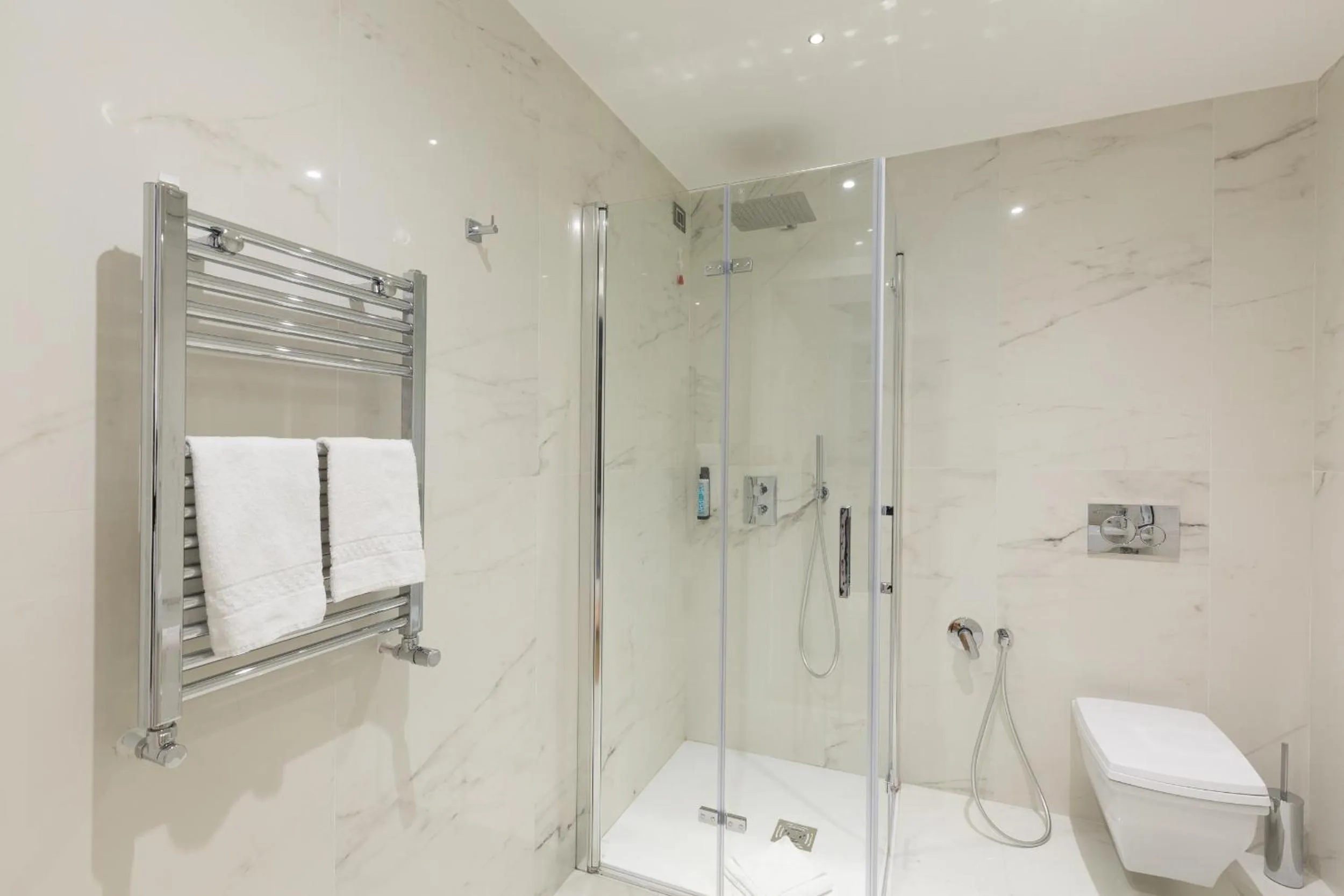 Bathroom in Floris Hotel