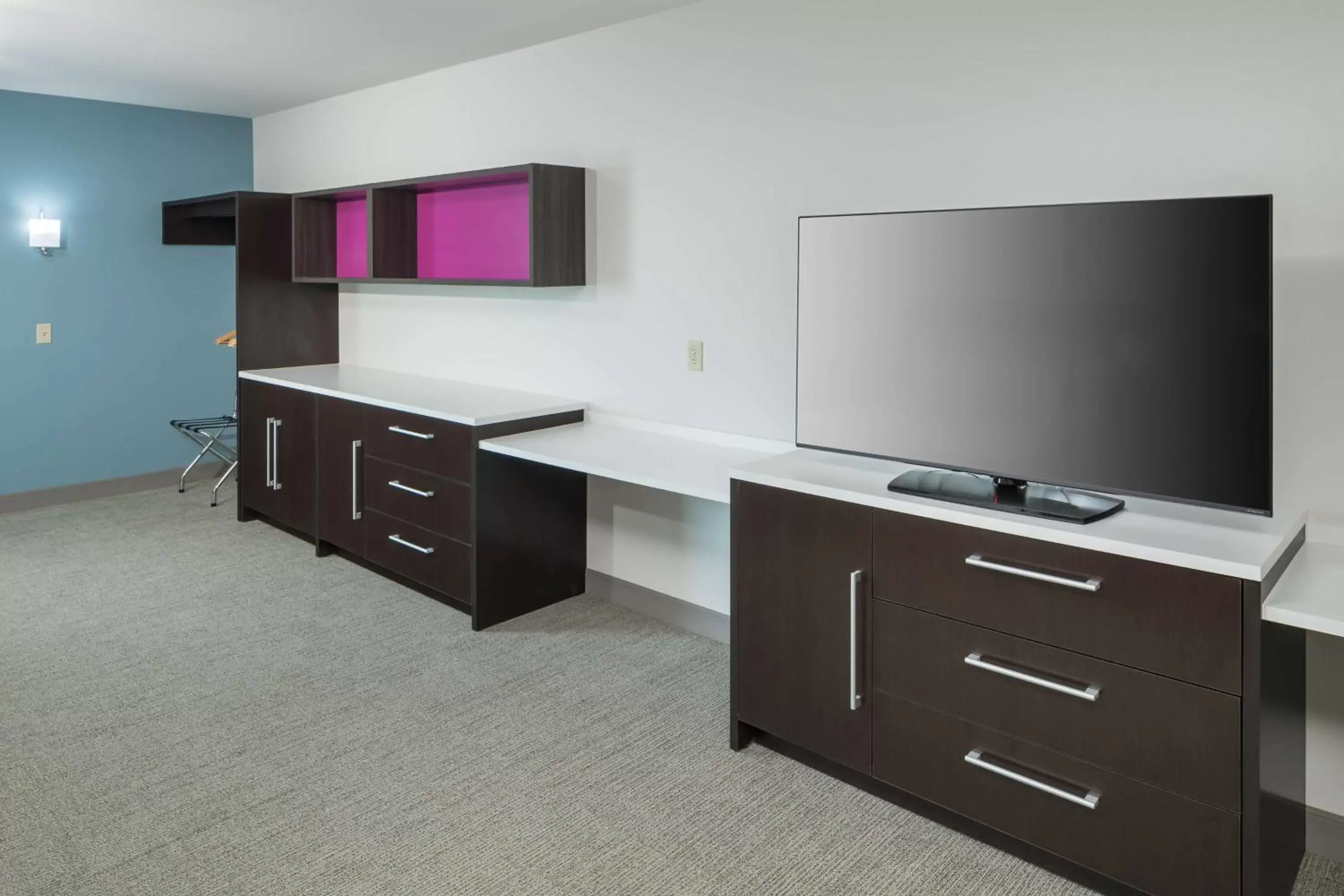 Bedroom, TV/Entertainment Center in Home2 Suites By Hilton Fort Worth Cultural District, Tx