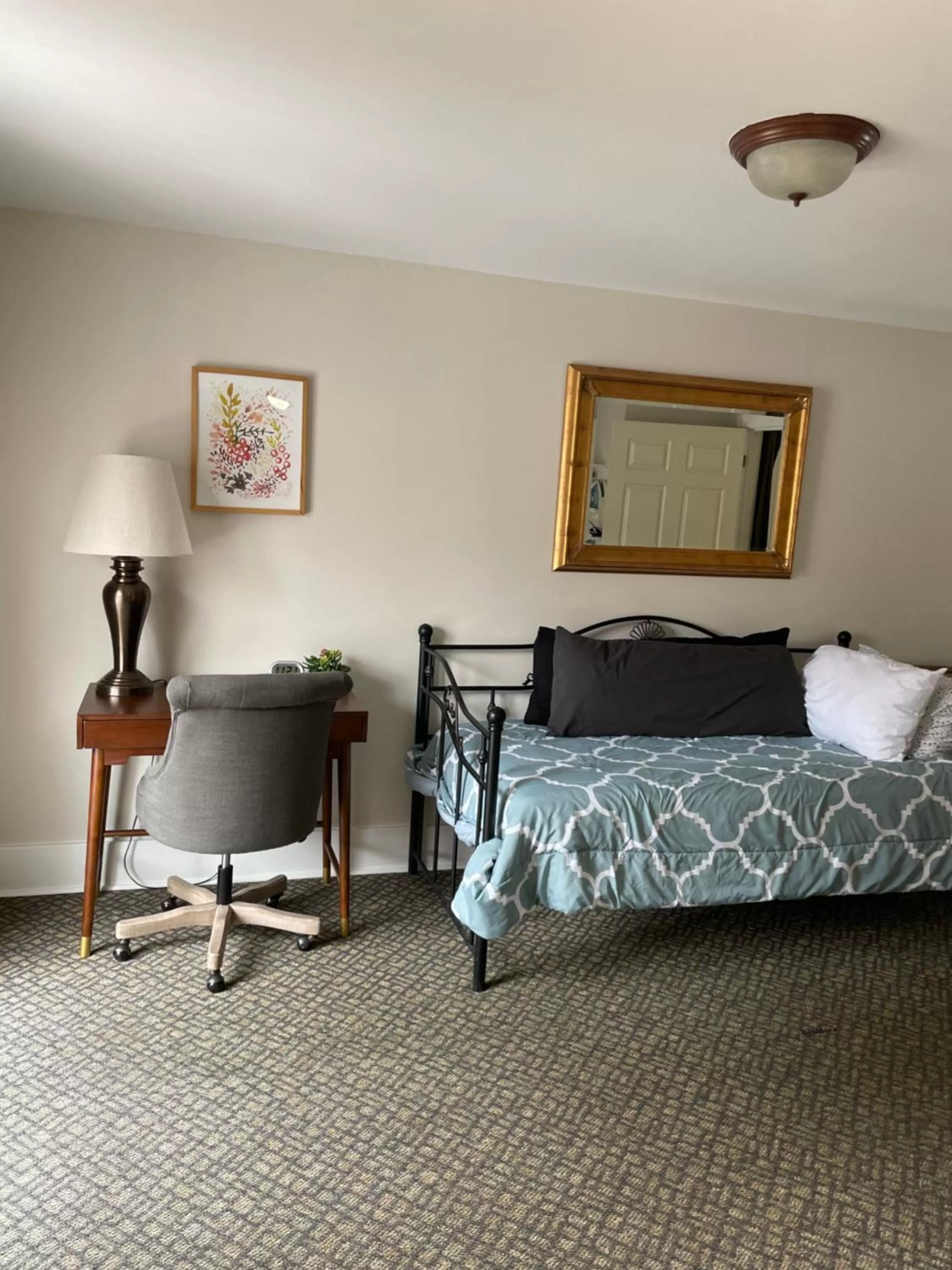 Bed, Seating Area in Goldsmith's River Front Inn