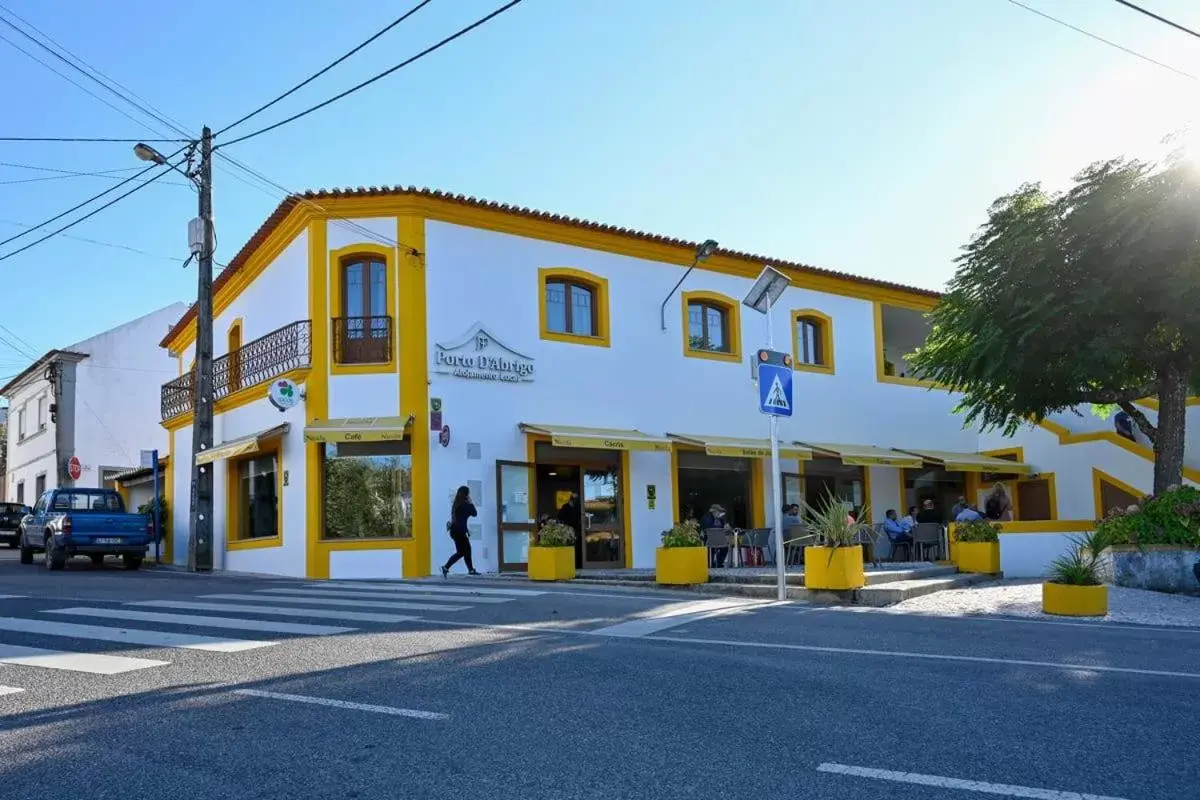 Facade/entrance, Property Building in Porto D'Abrigo - Alojamento Local