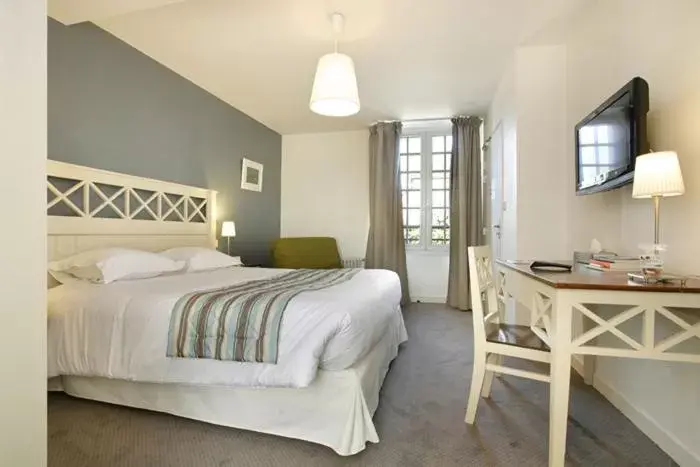 Bedroom, Bed in Logis Hotel, restaurant et spa Le Relais De Broceliande