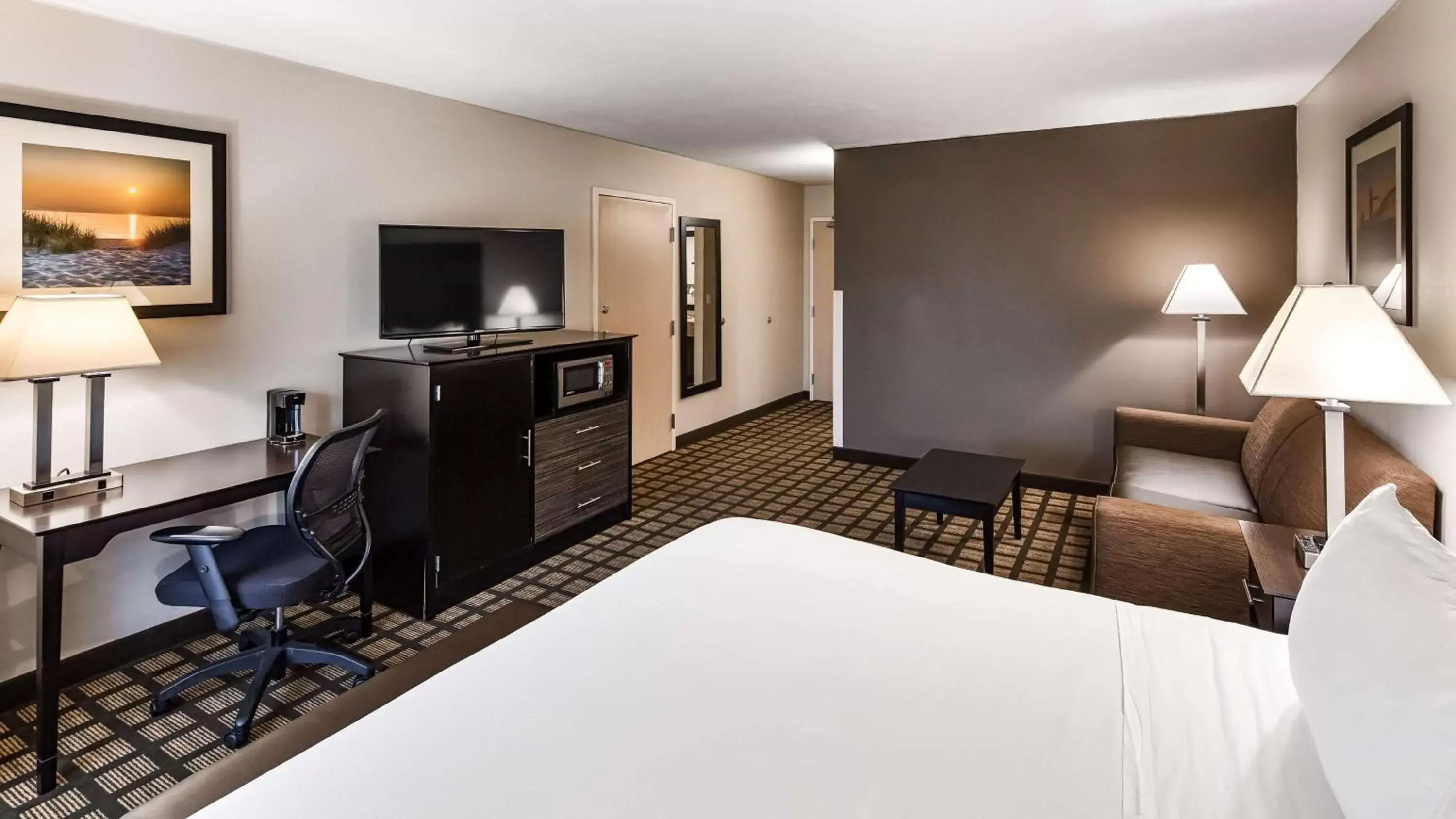 Photo of the whole room, TV/Entertainment Center in Best Western Beacon Inn