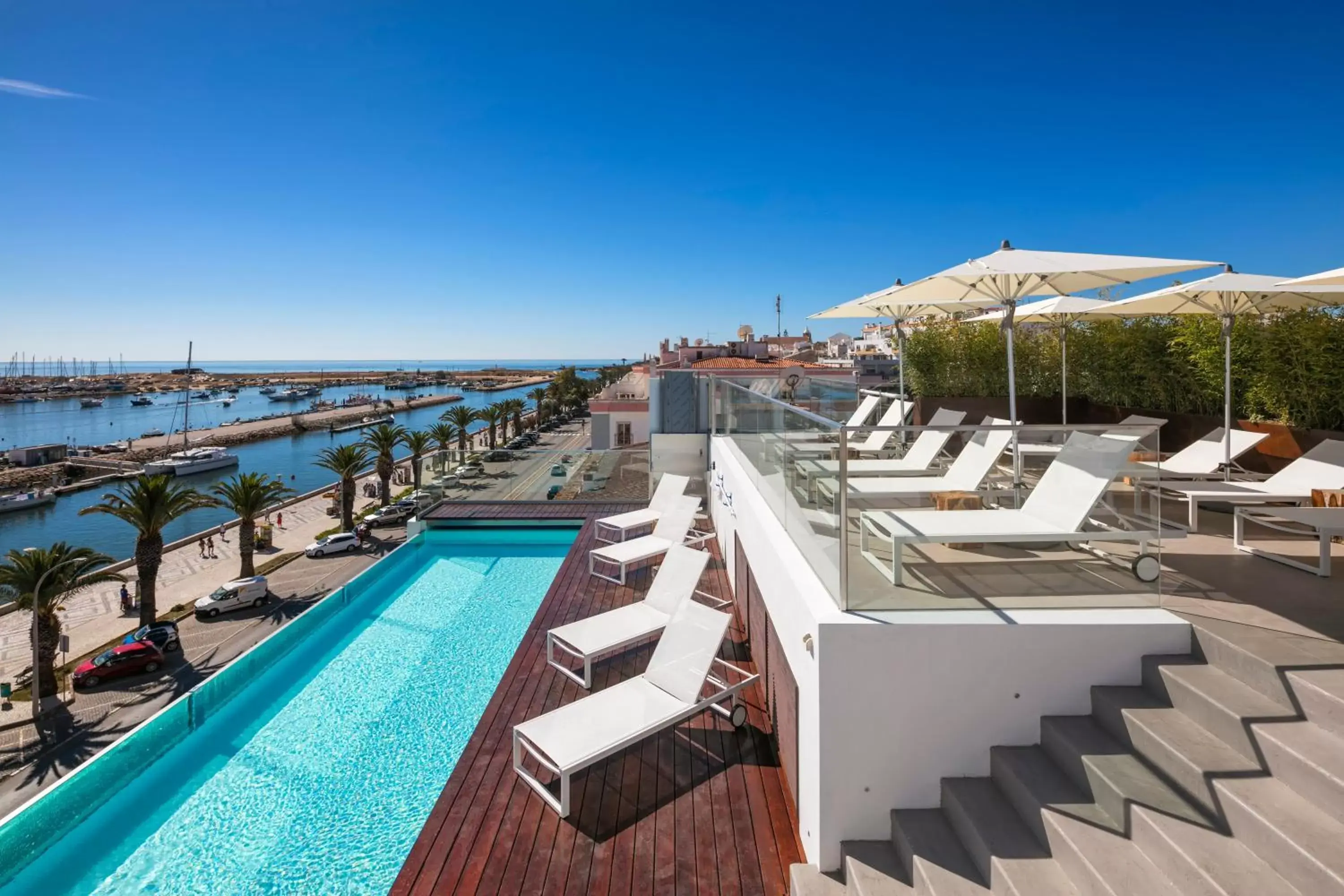 Swimming pool, Pool View in Lagos Avenida Hotel