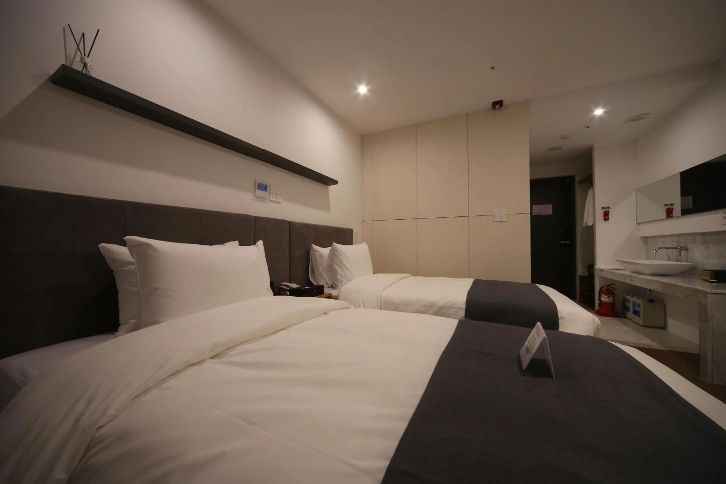 Bed in Hotel Noblestay