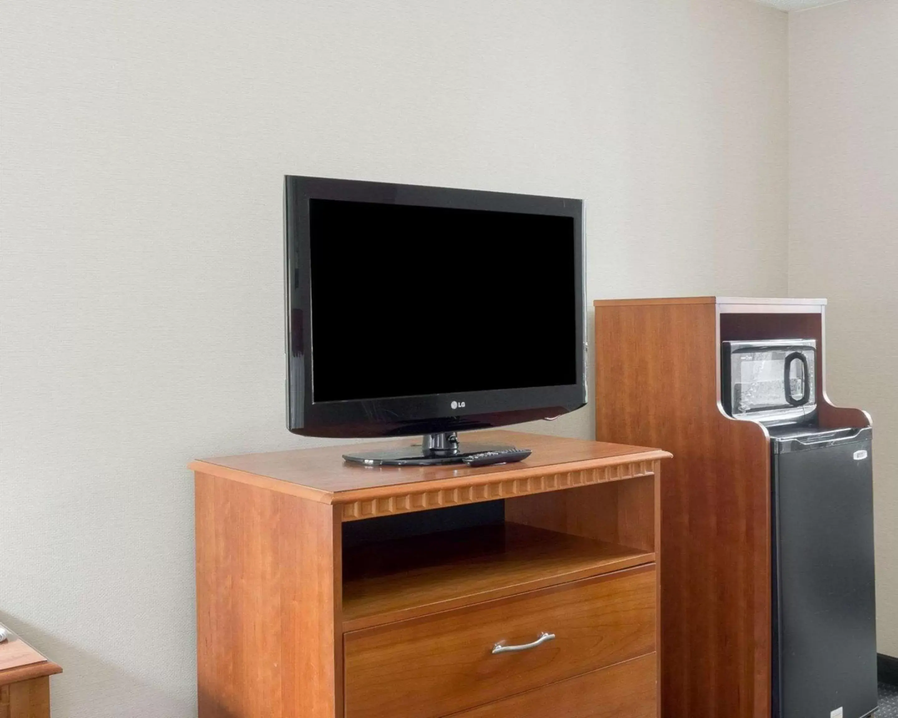 Photo of the whole room, TV/Entertainment Center in Quality Inn Columbus