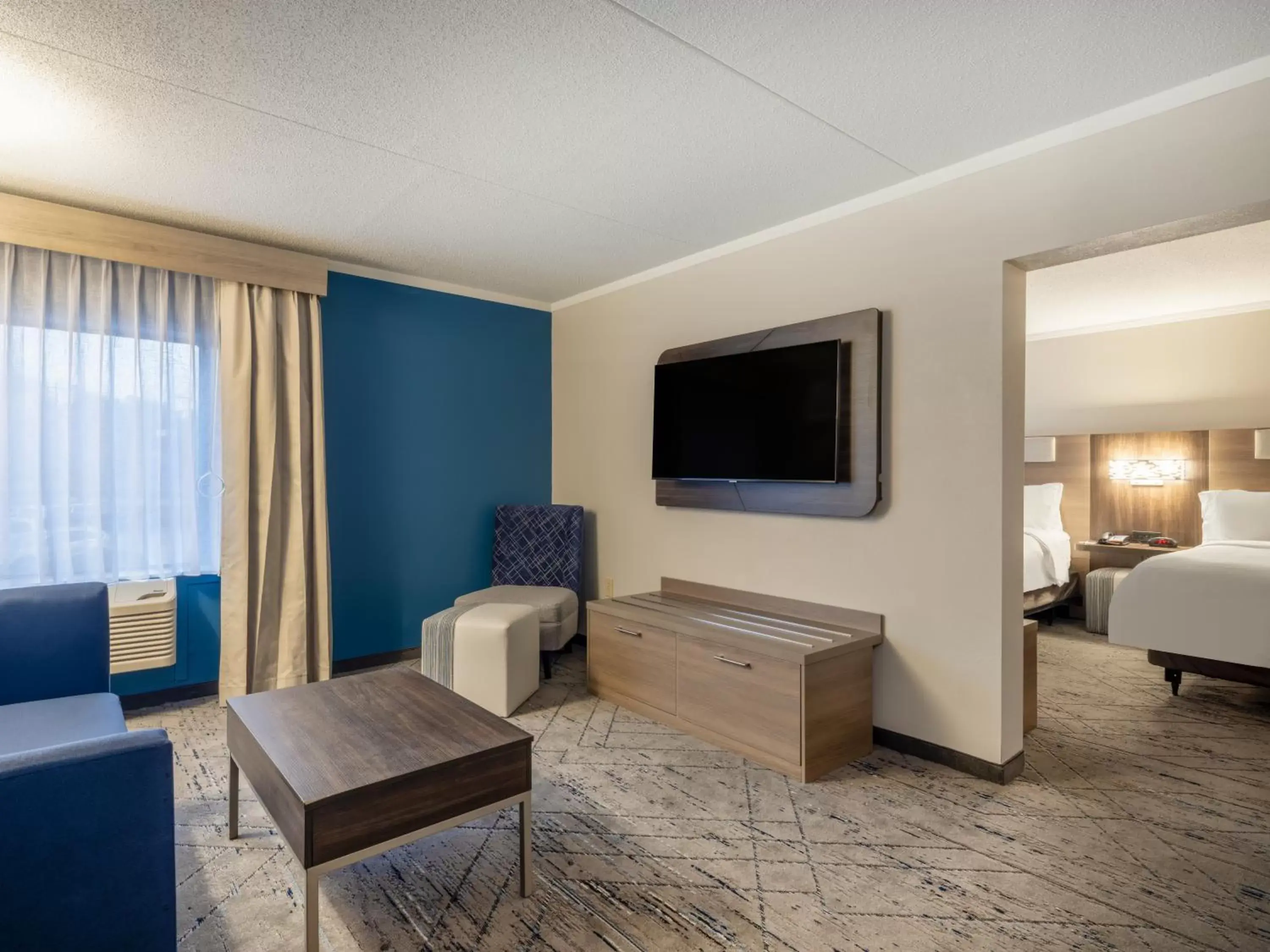 Living room, TV/Entertainment Center in Holiday Inn Express & Suites Greensboro - I-40 atWendover, an IHG Hotel