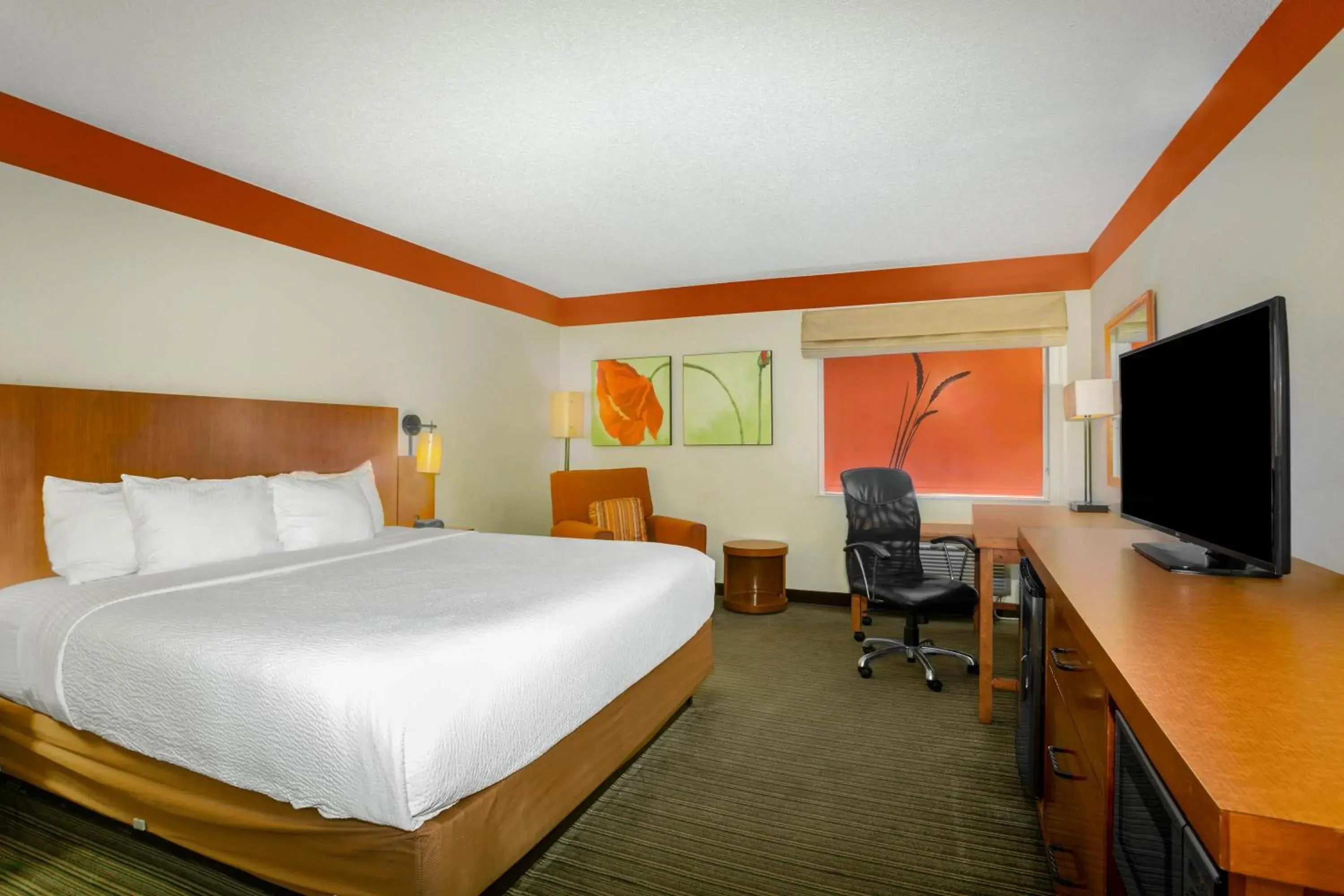 Bed in La Quinta Inn & Suites by Wyndham Springdale