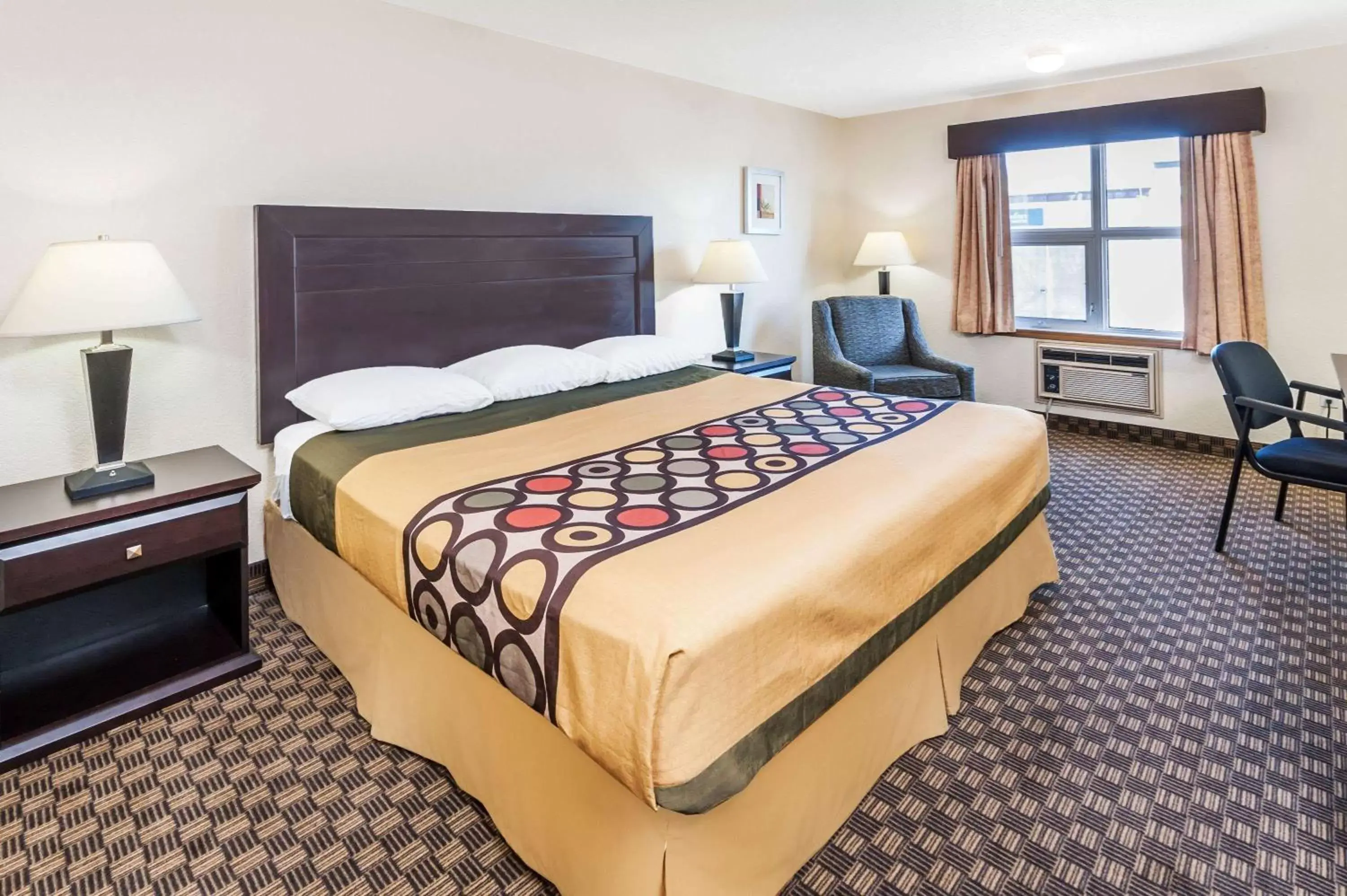 Photo of the whole room, Bed in Super 8 by Wyndham Calgary/Airport