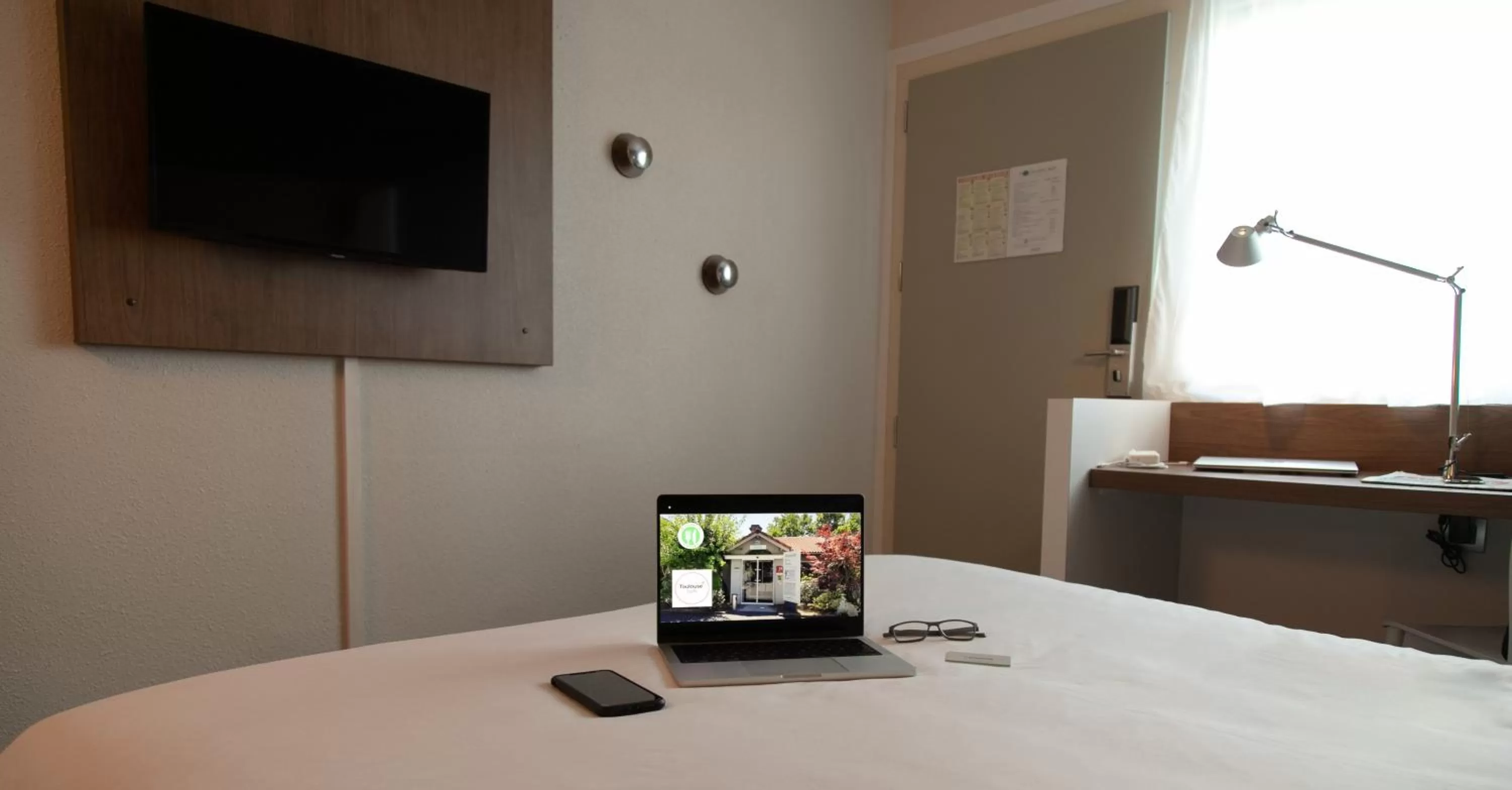 Seating area, Bed in Campanile Toulouse - Blagnac Aéroport