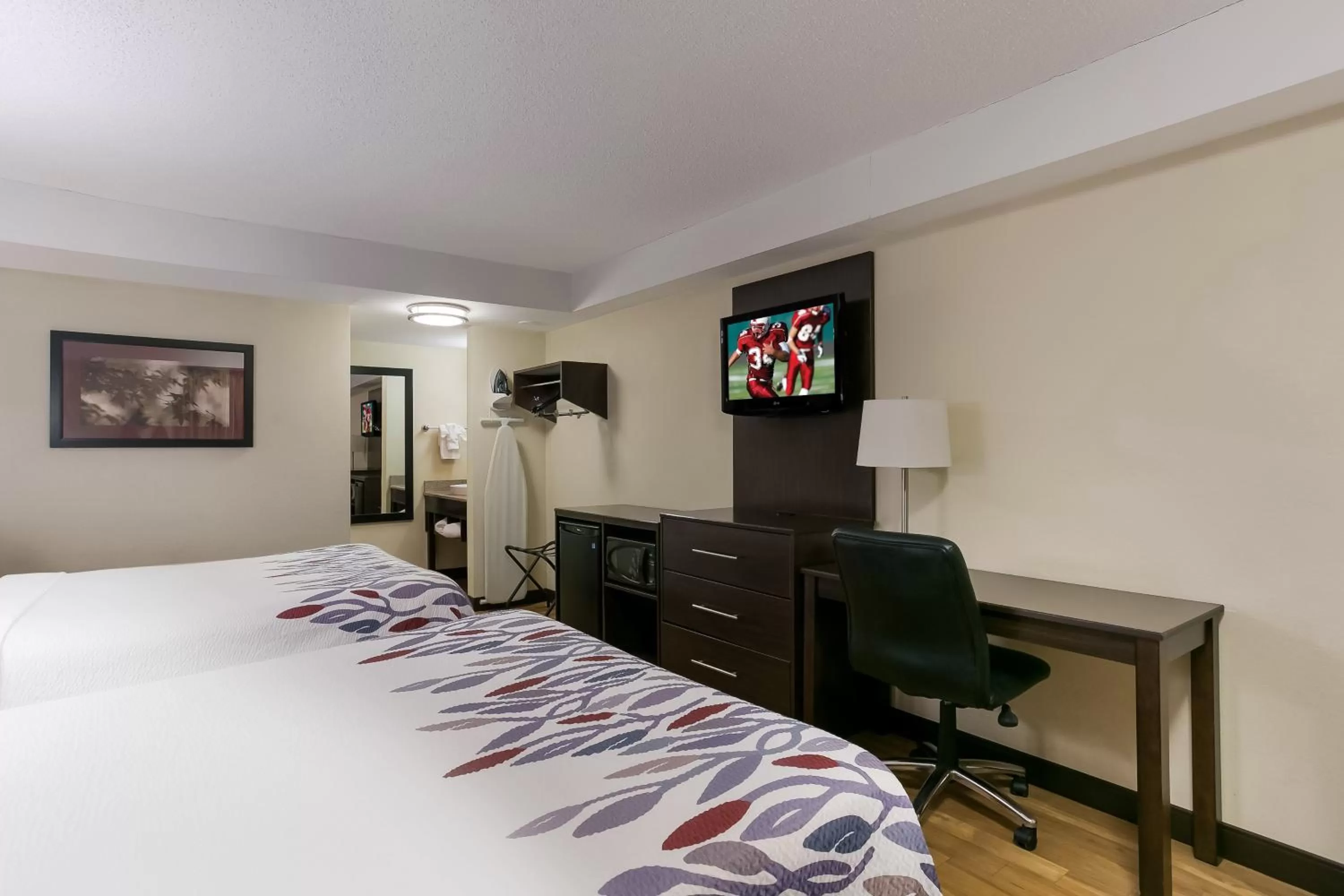 Photo of the whole room, Bed in Red Roof Inn Hershey